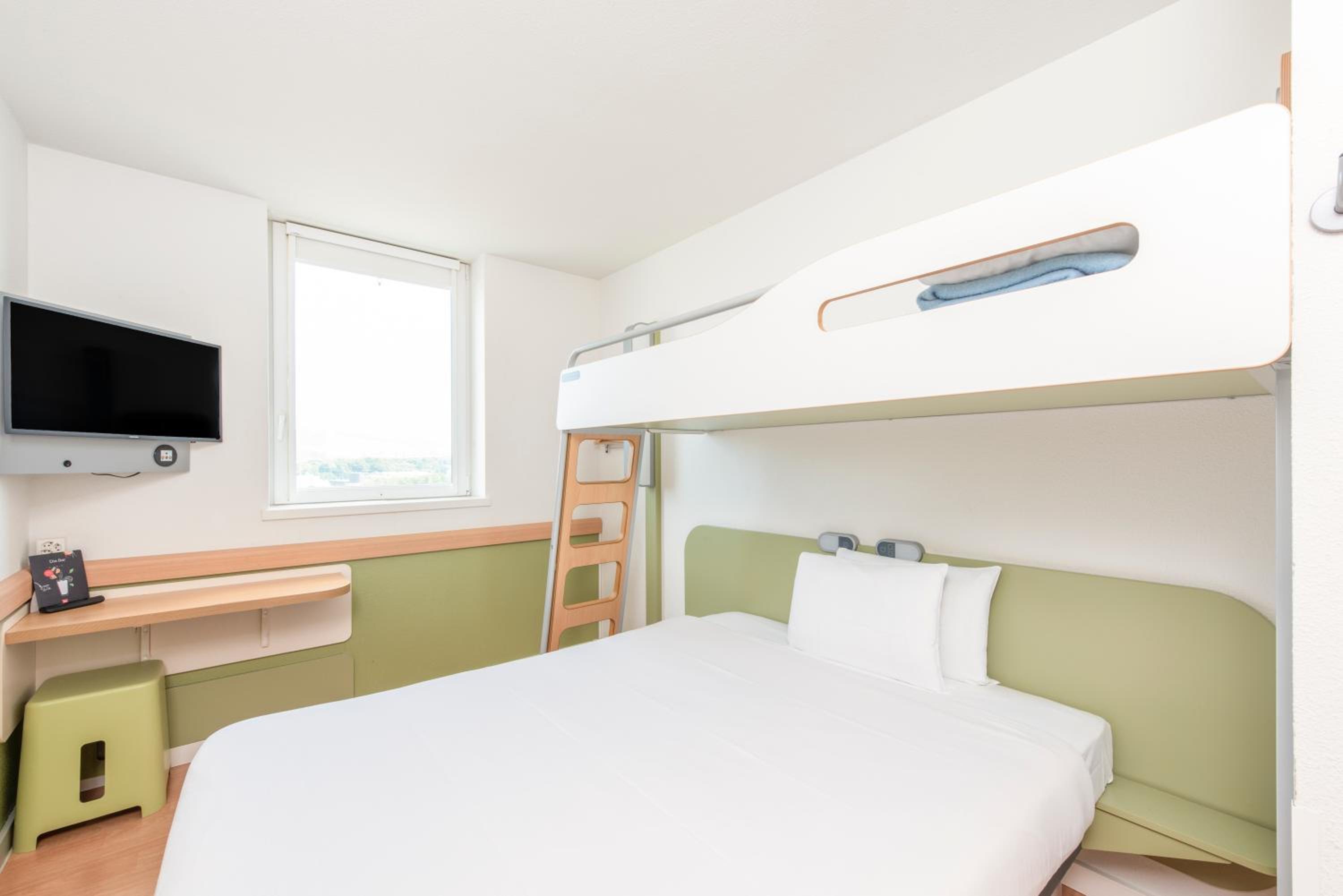Economy Triple Room photo 2