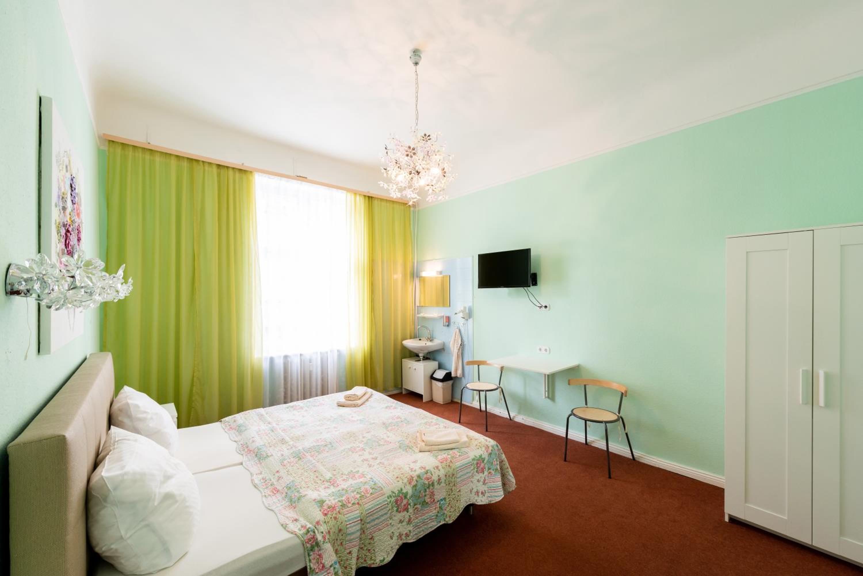 Double Room with Shared Bathroom photo 3