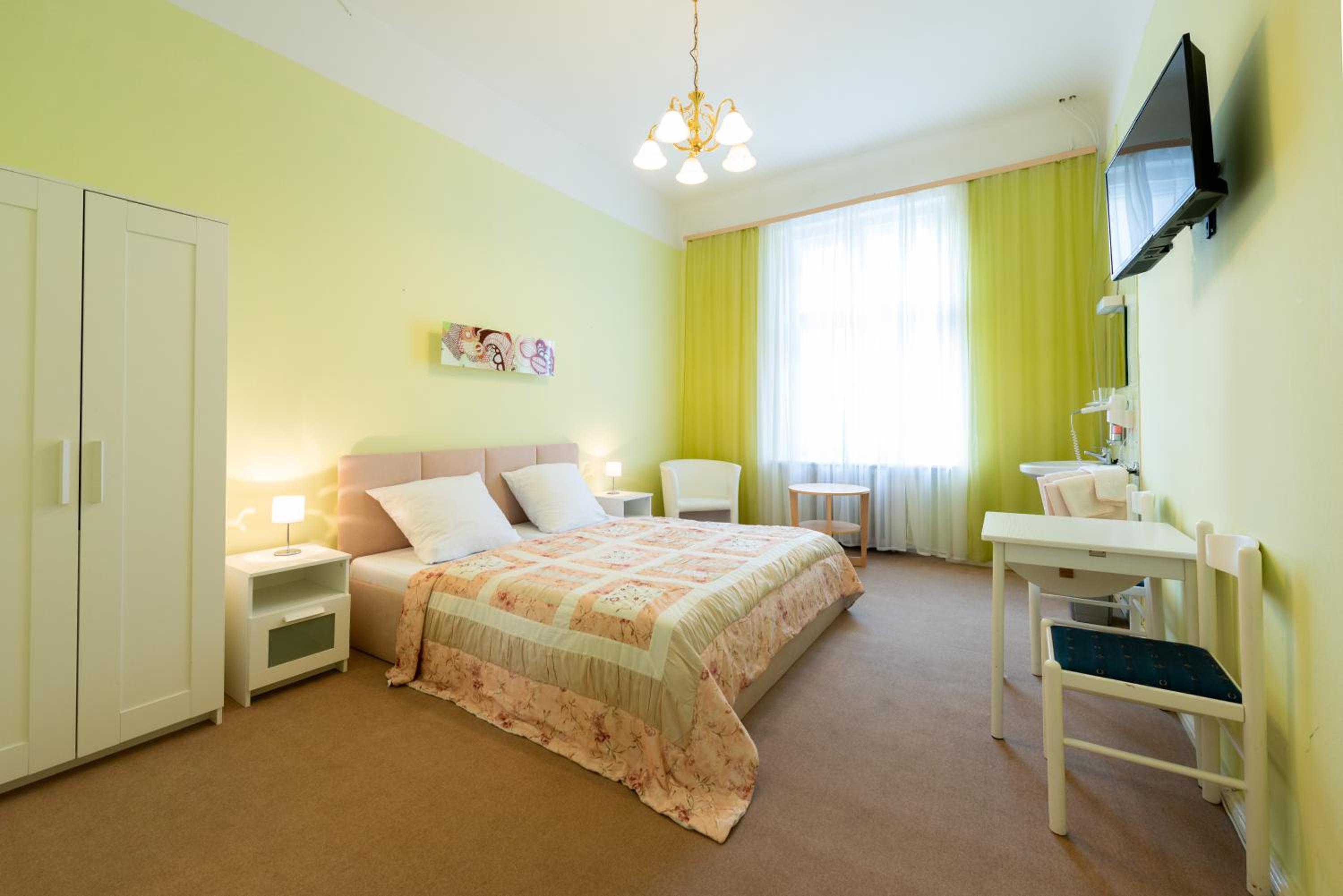 Double Room with Shared Bathroom photo 2