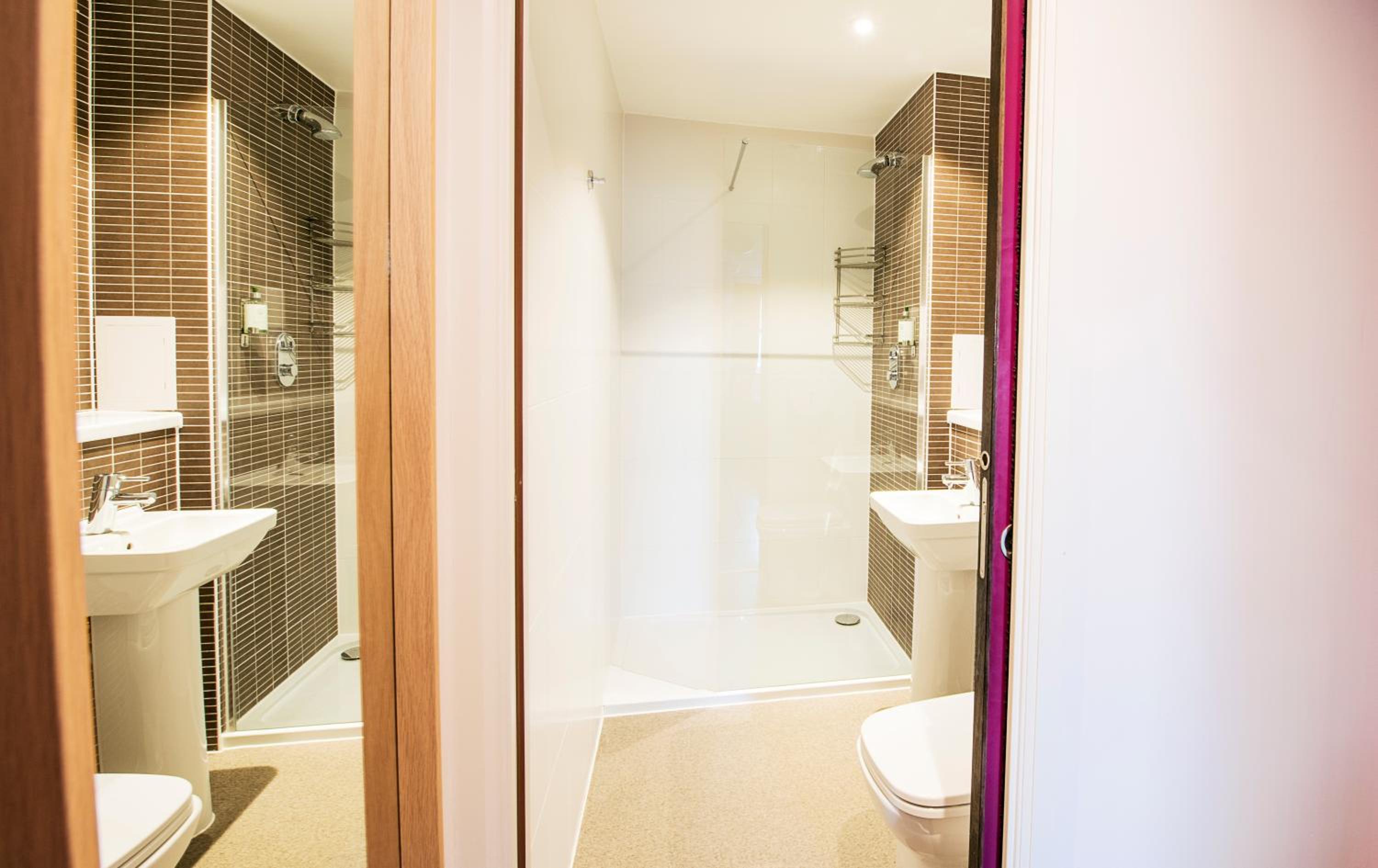 Bed in 2-Bed Female Dorm Ensuite photo 3