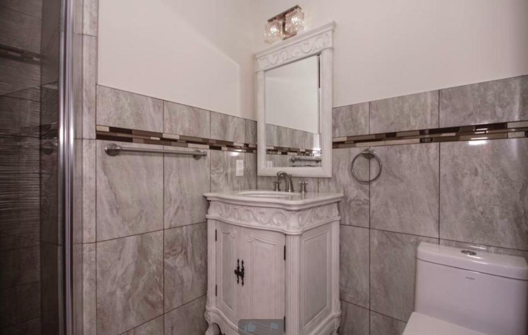 Deluxe Queen Suite photo 2