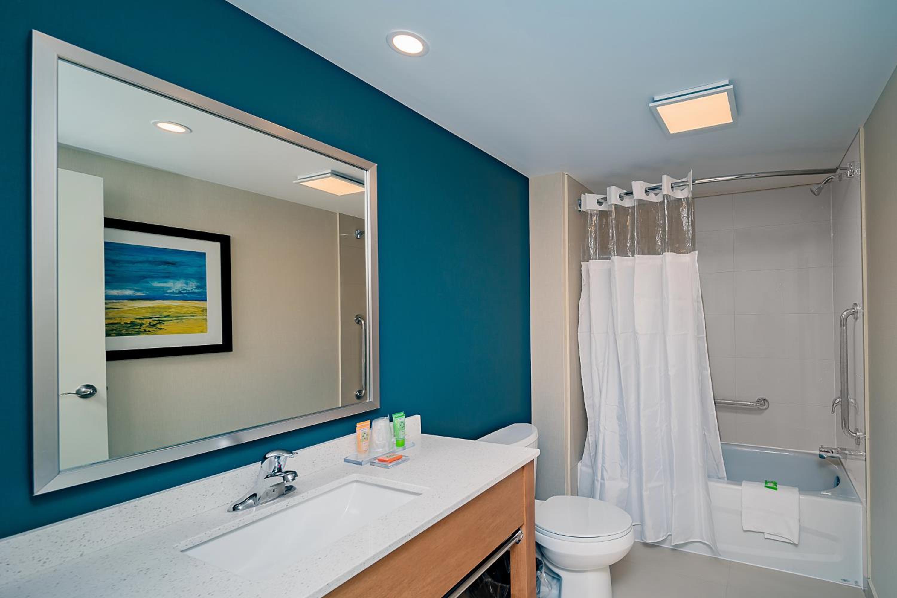 Queen Room with Two Queen Beds - No View - Non-Smoking - Tower B