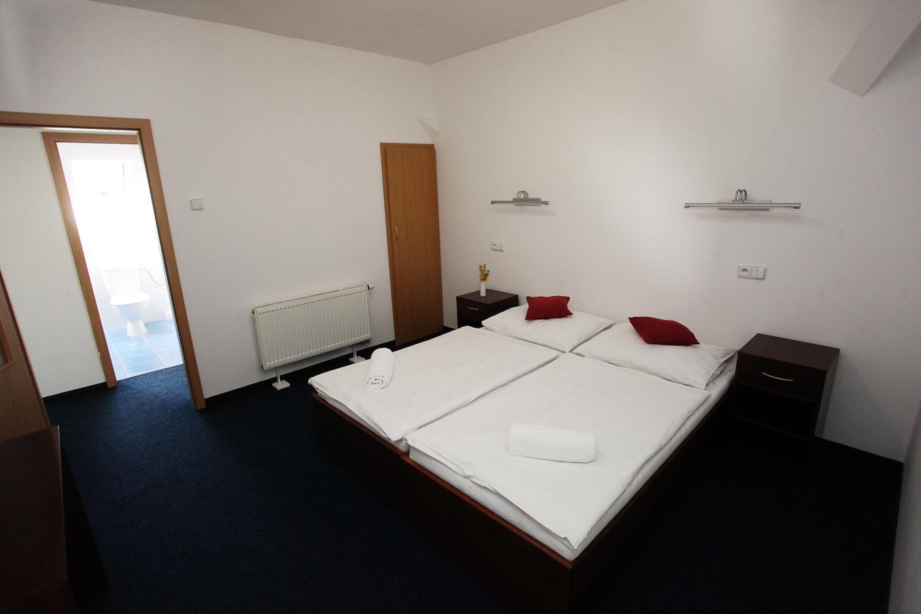 Quadruple Room with Bath - Photo 2