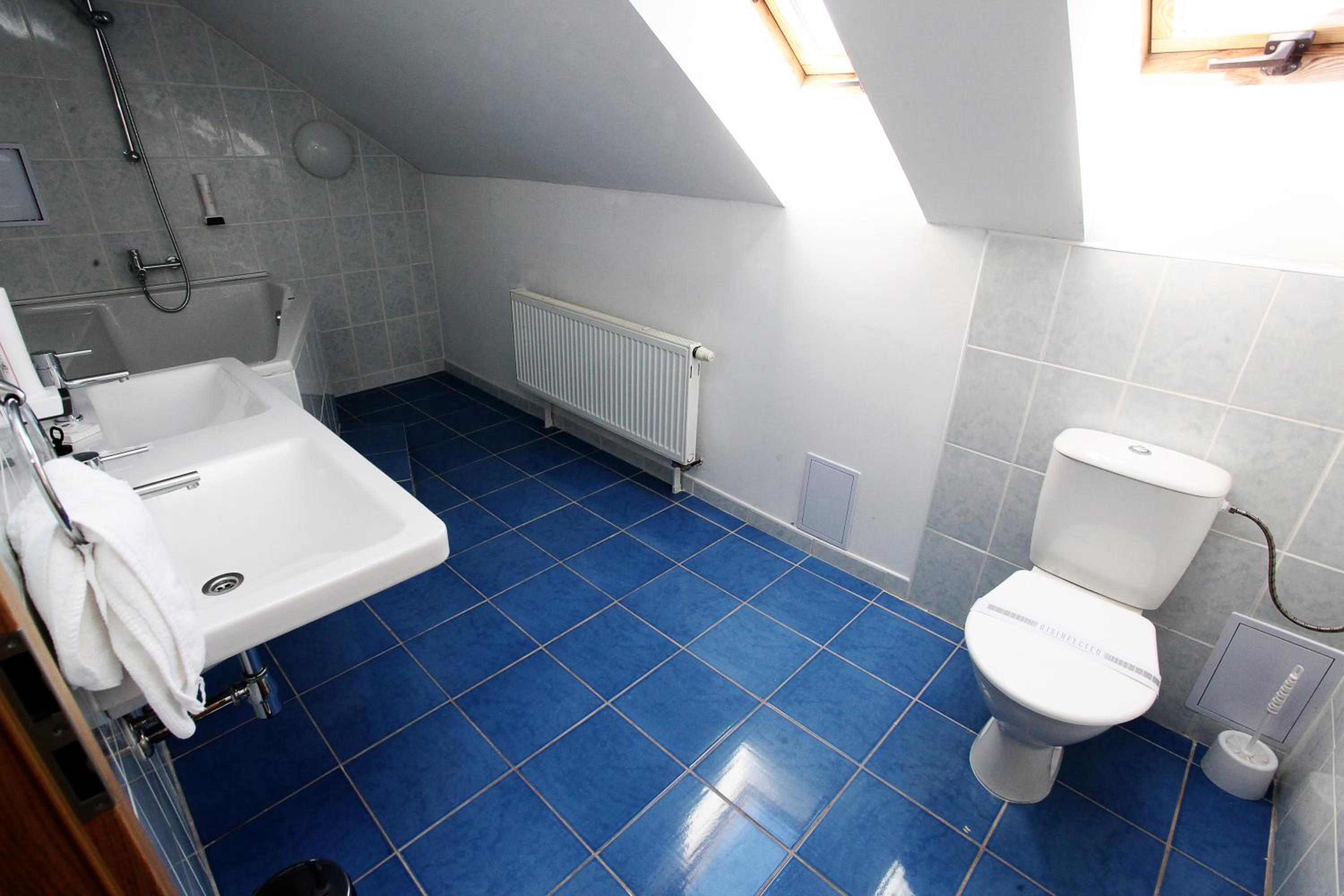 Quadruple Room with Bath - Photo 6