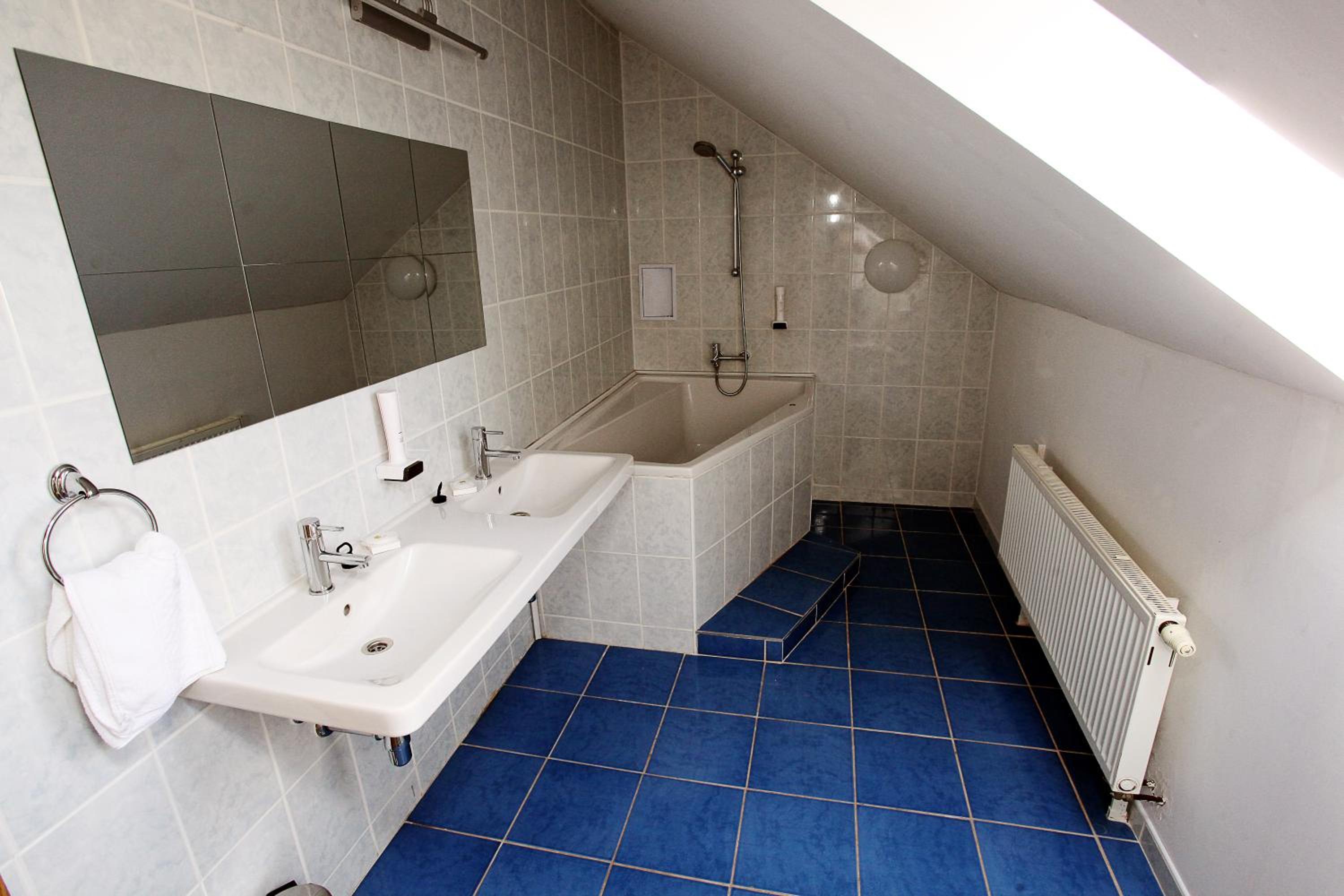 Quadruple Room with Bath - Photo 3