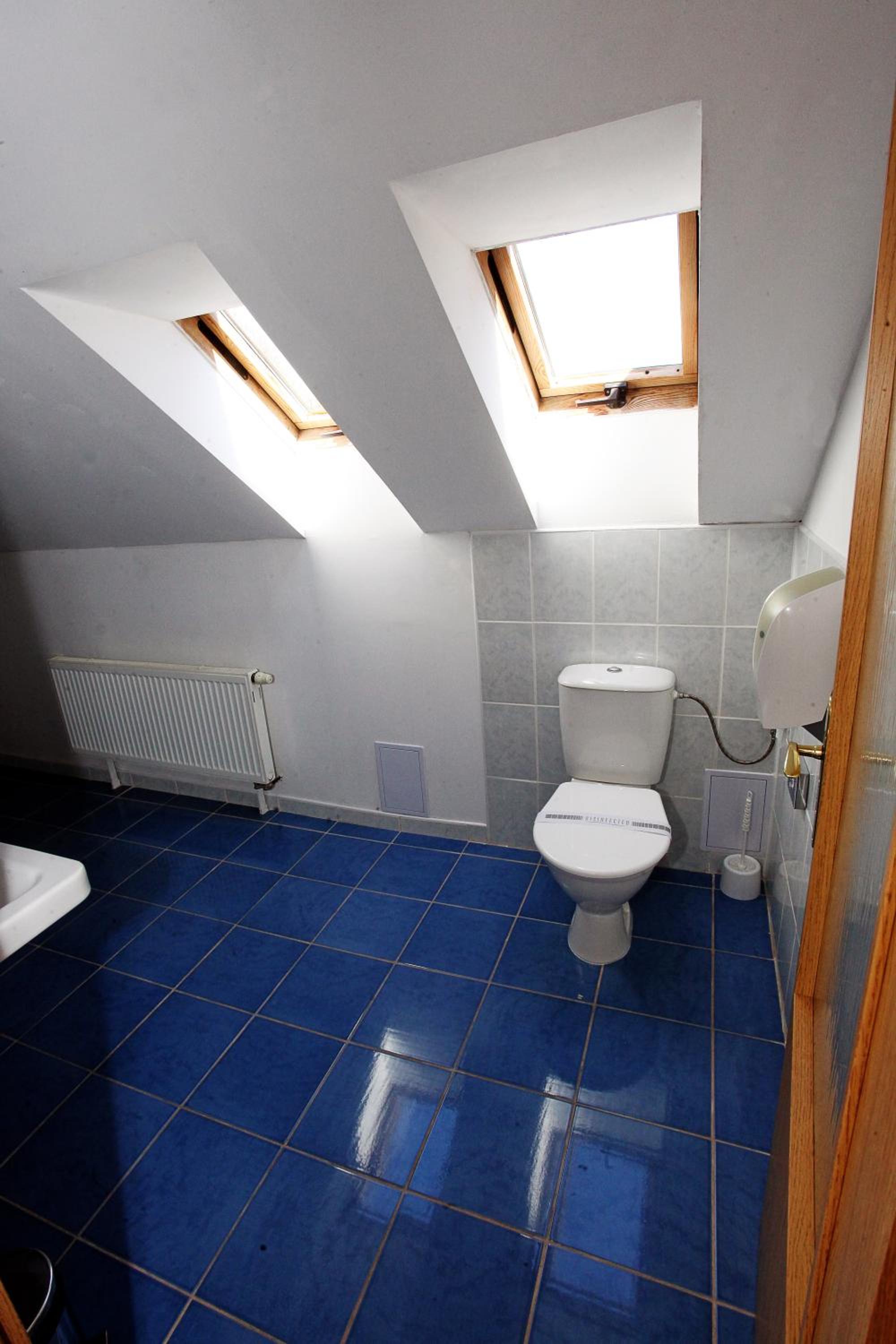 Quadruple Room with Bath - Photo 7