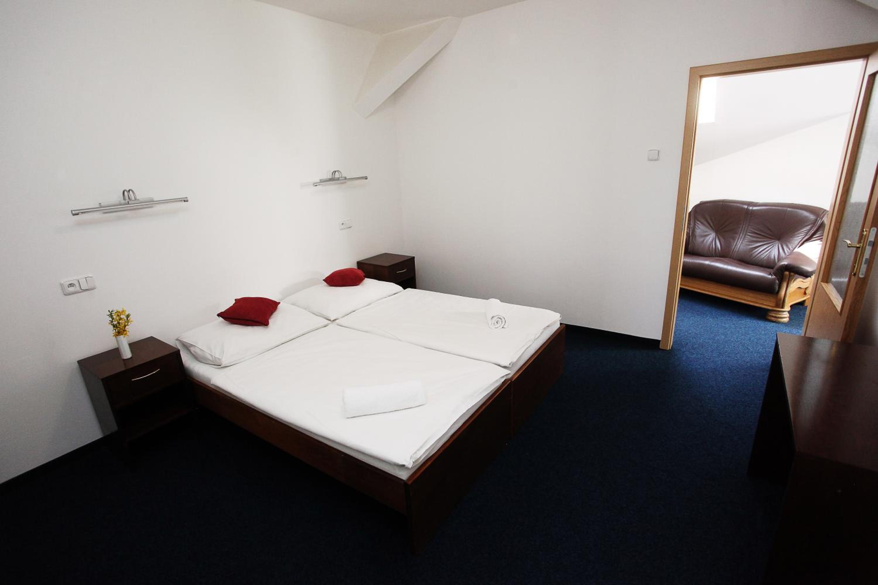 Quadruple Room with Bath - Photo 8