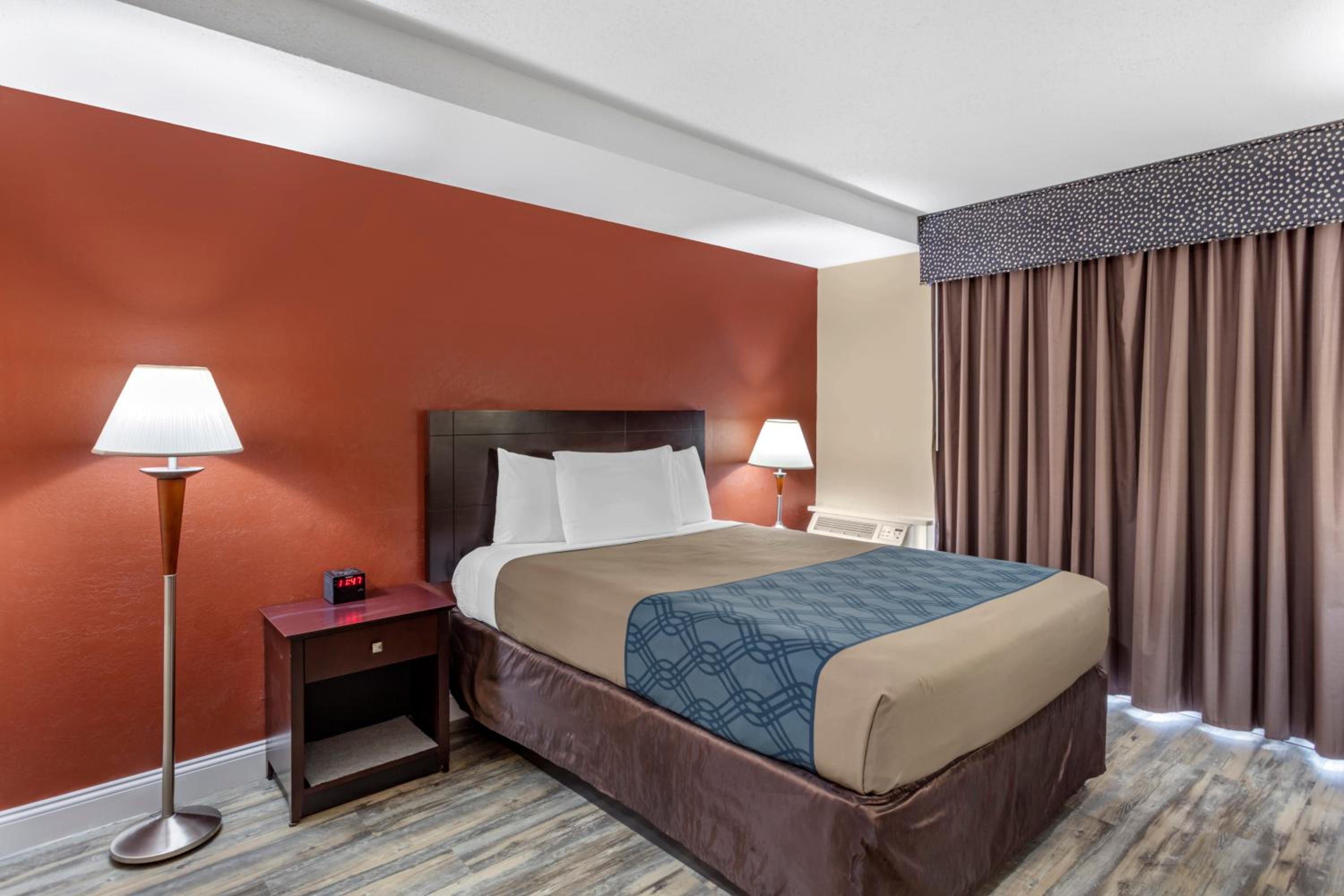Queen Room - Photo 5