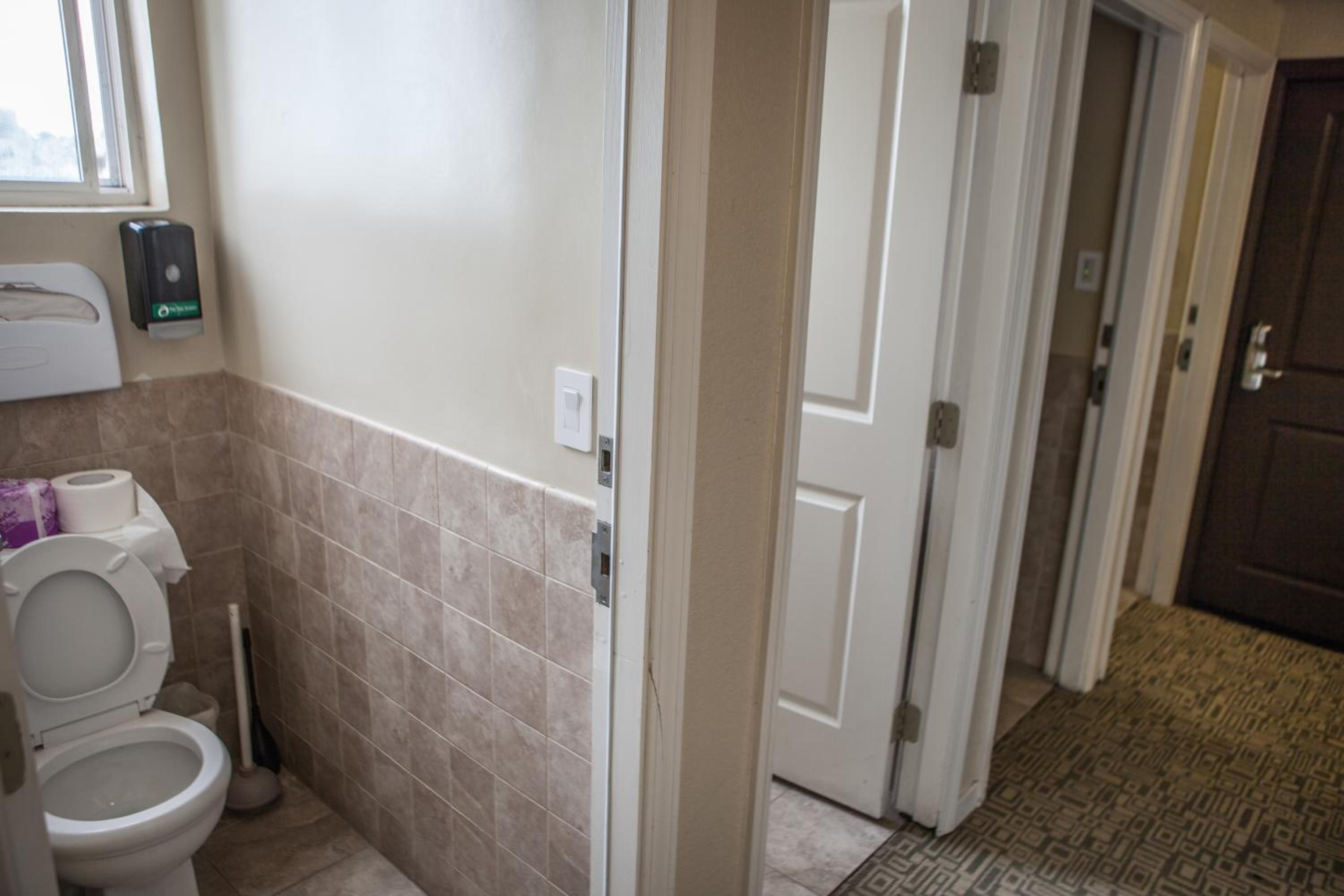 Standard Queen Room With Shared Bathroom photo 2