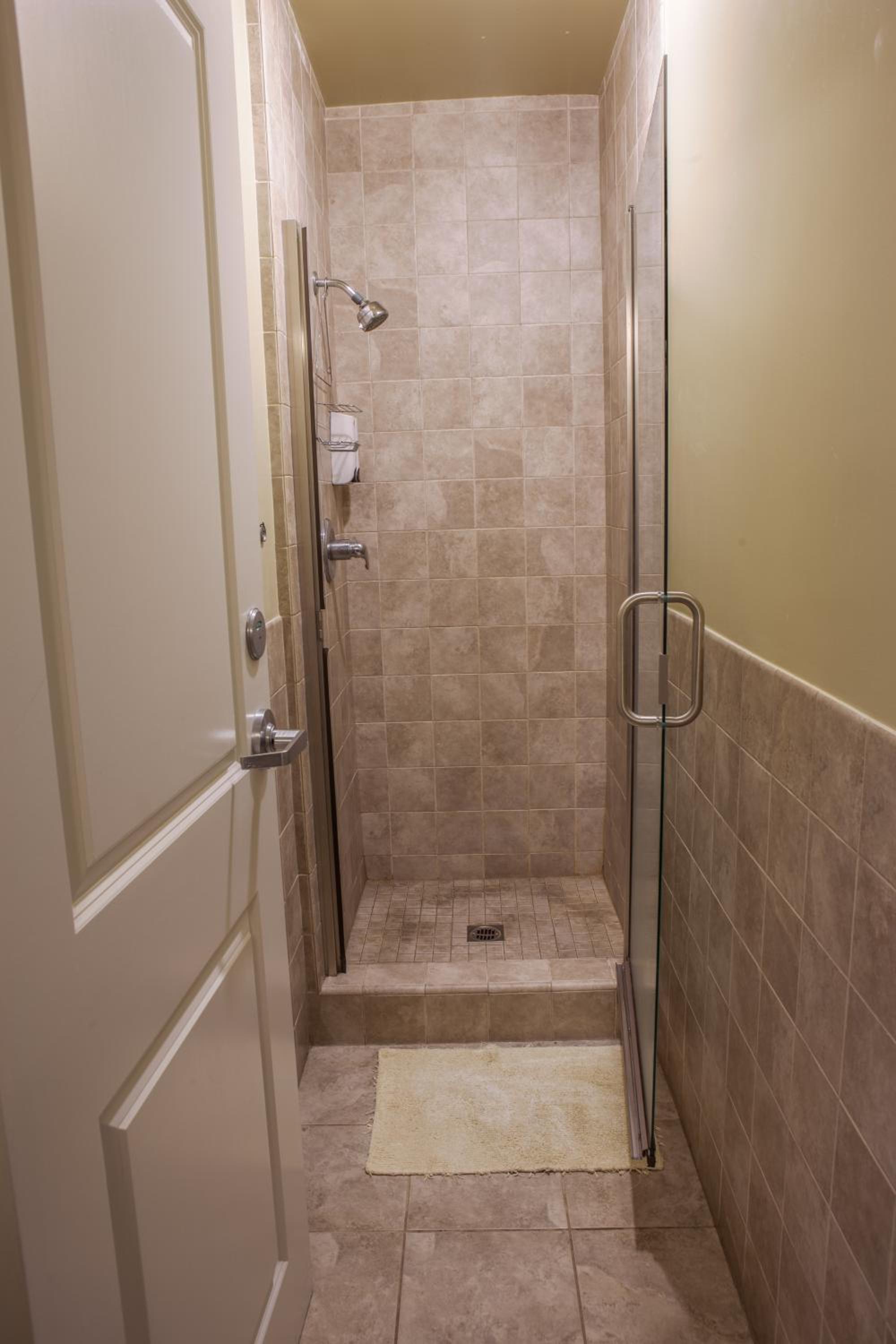Standard Queen Room With Shared Bathroom photo 3
