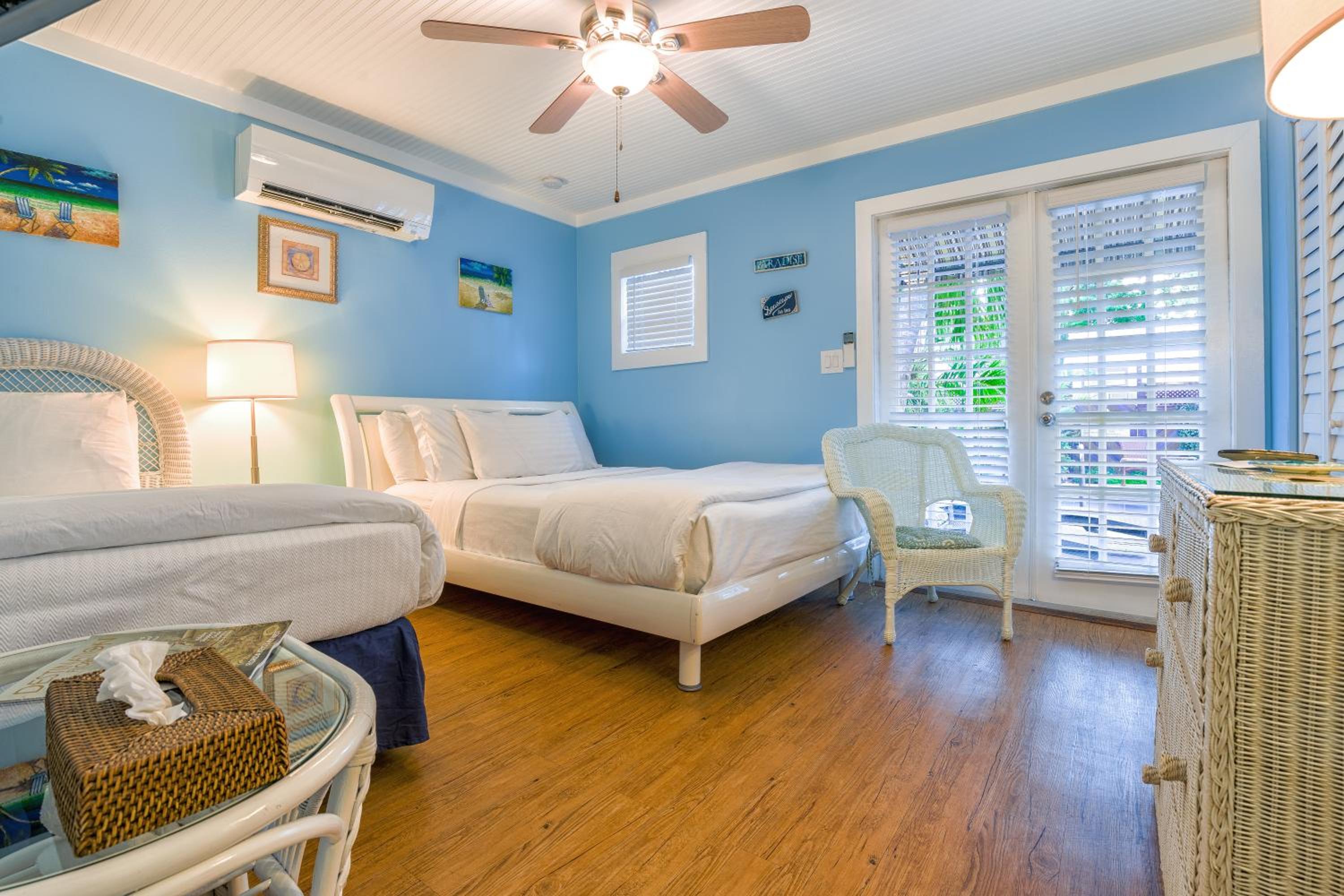 Queen Room with Twin Bed with Garden View
