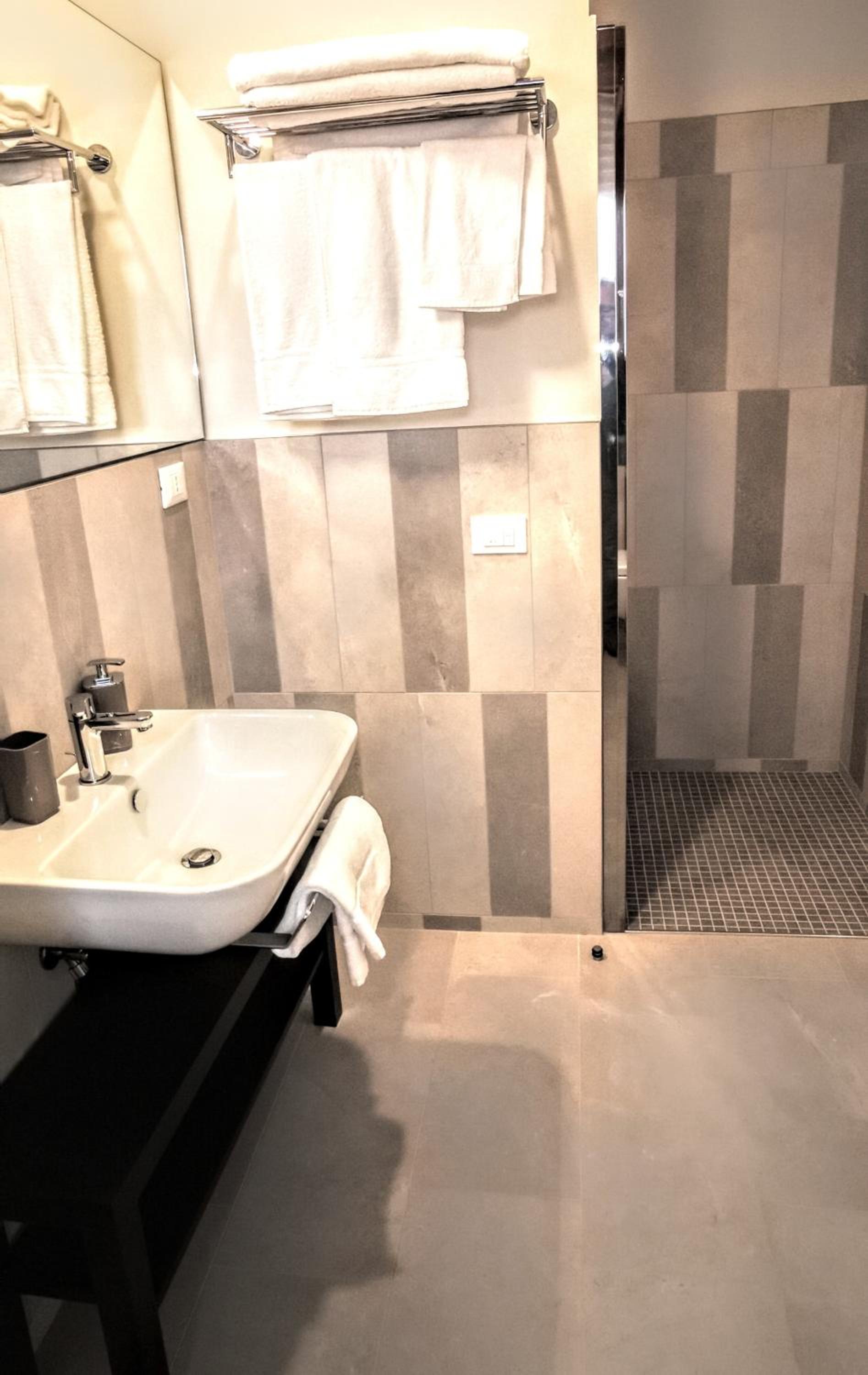 Double Room with Balcony - Photo 4