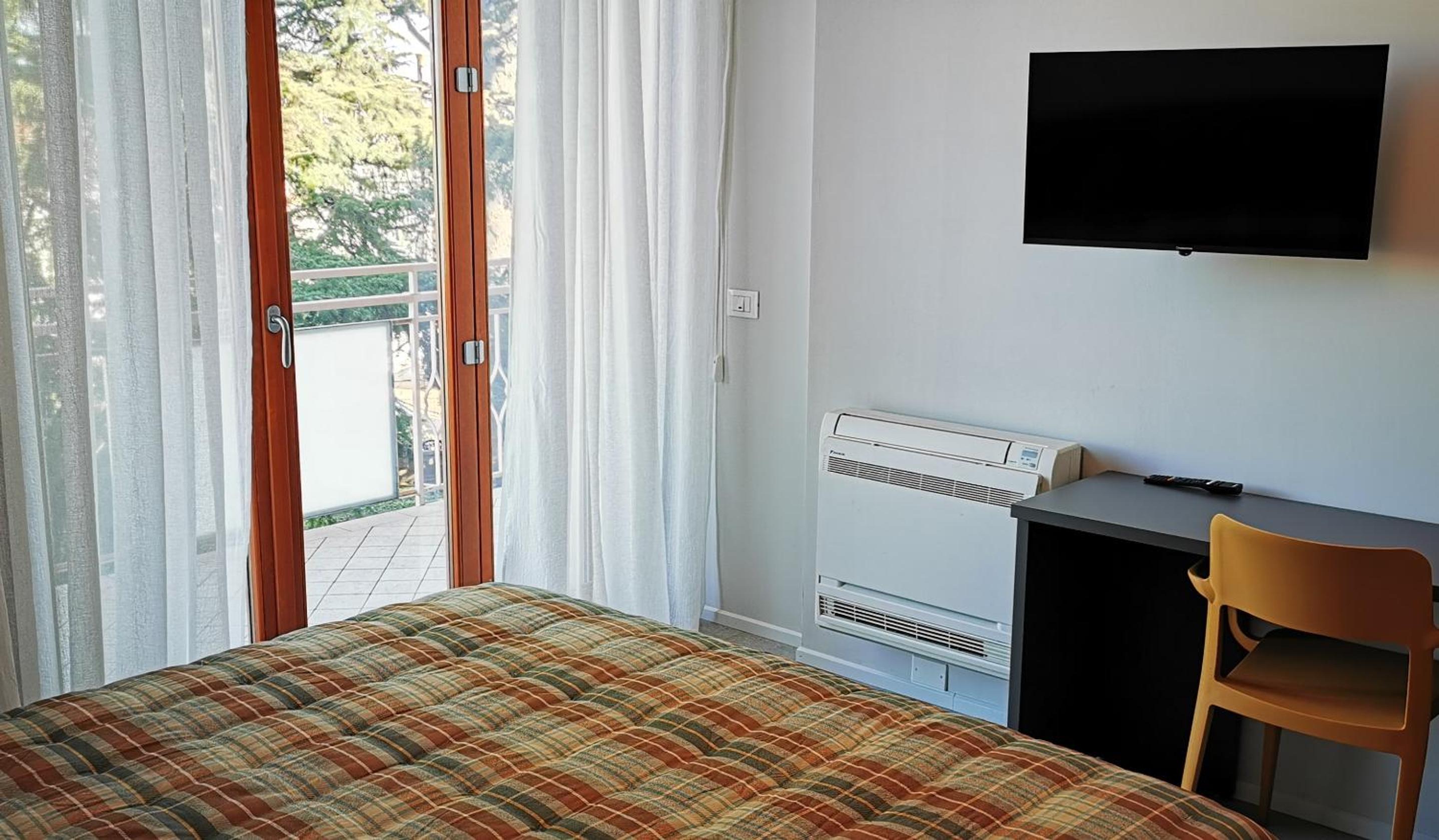 Double Room with Balcony - Photo 3