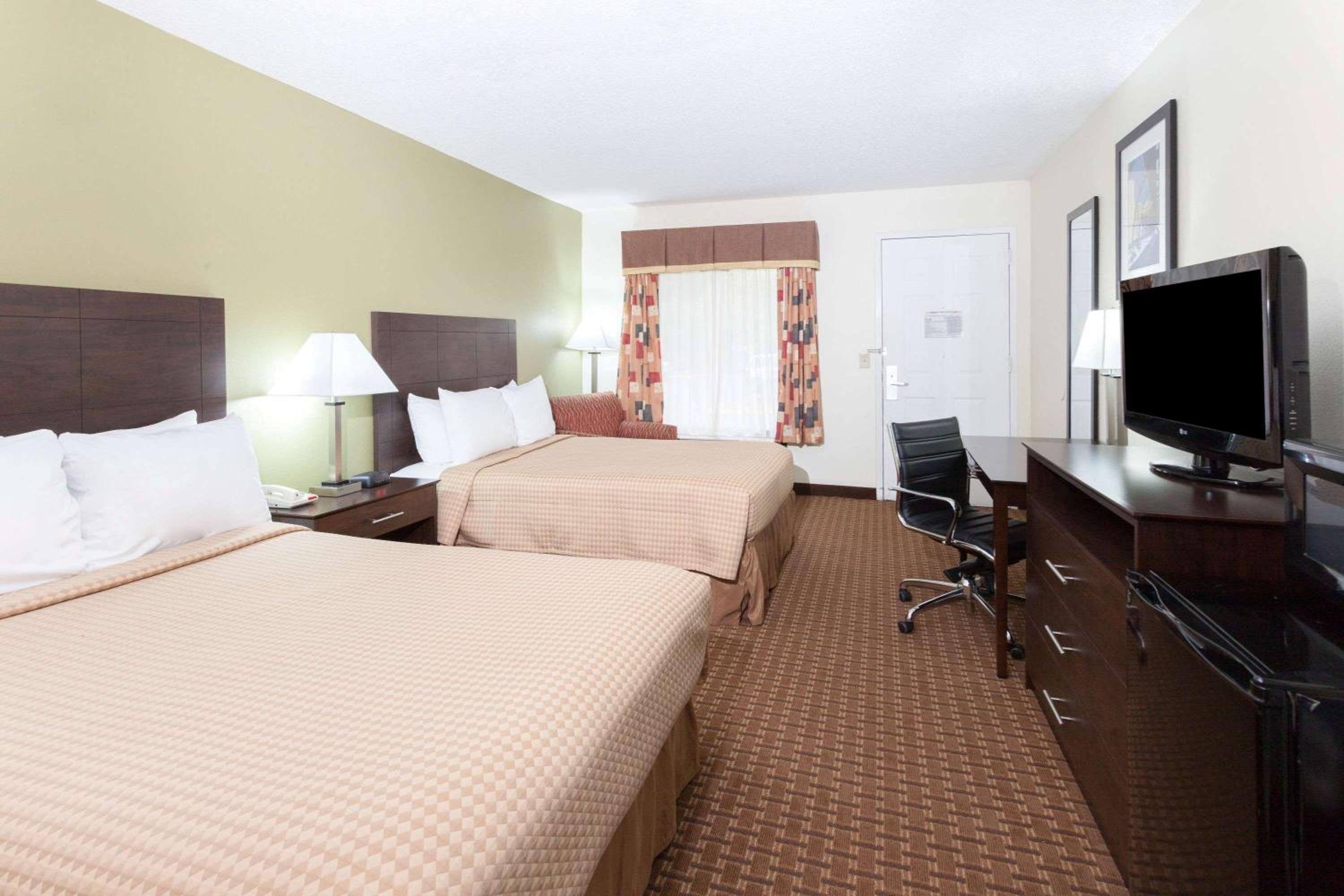Double Room with Two Double Beds - Non-Smoking - Photo 3