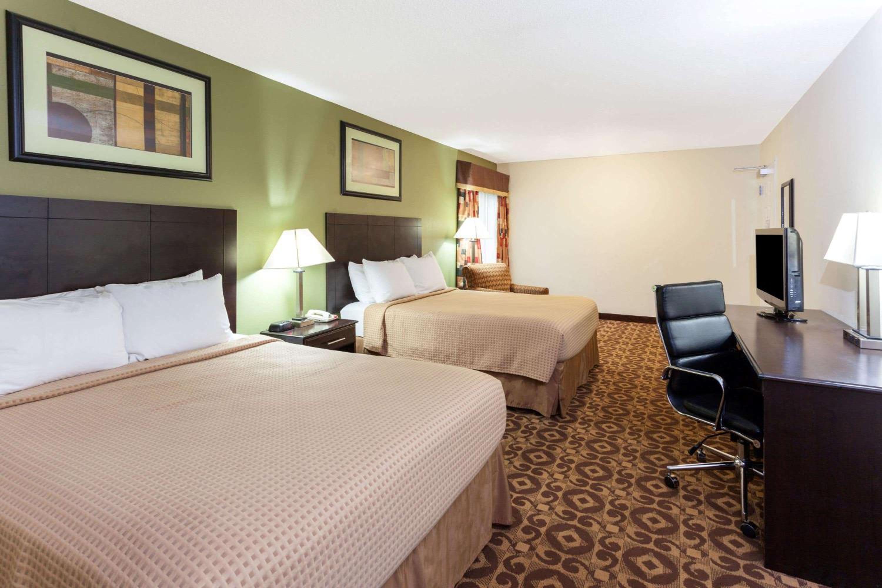 Deluxe Suite with Two Queen Beds - Non-Smoking - Photo 2