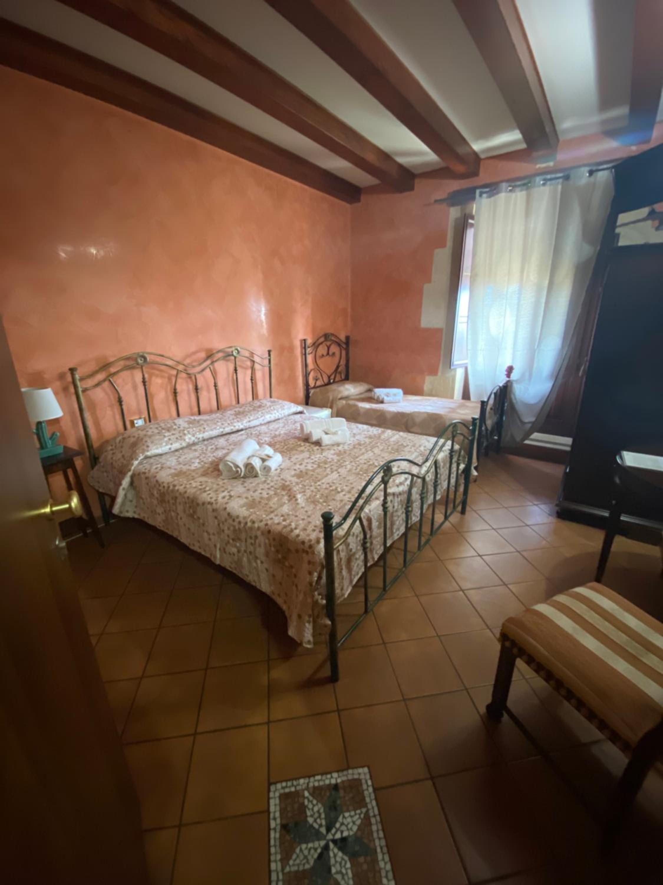 Double Room with Balcony - Photo 14