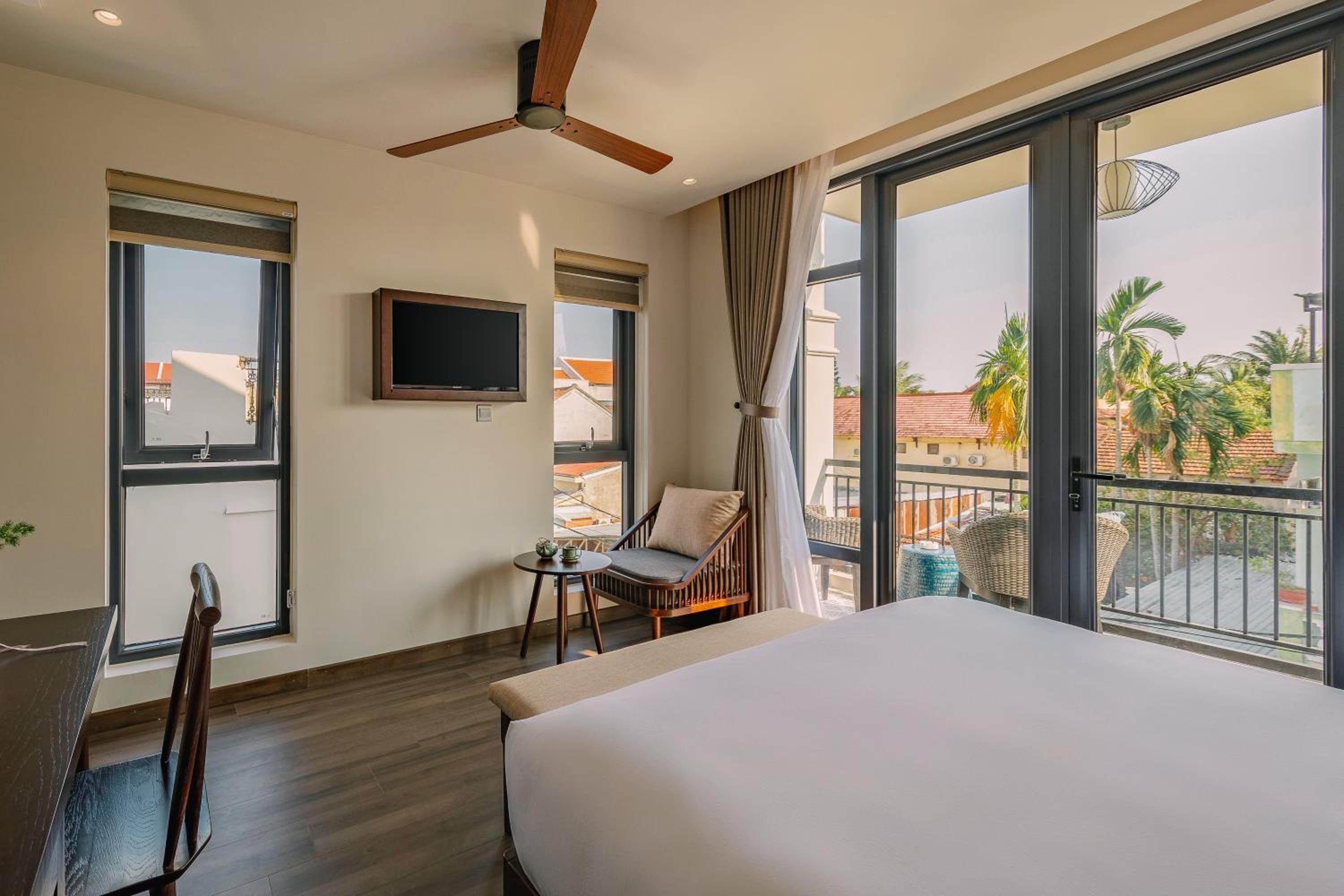 King Suite with Balcony - 1 year voucher to freely change your stay date - Photo 18