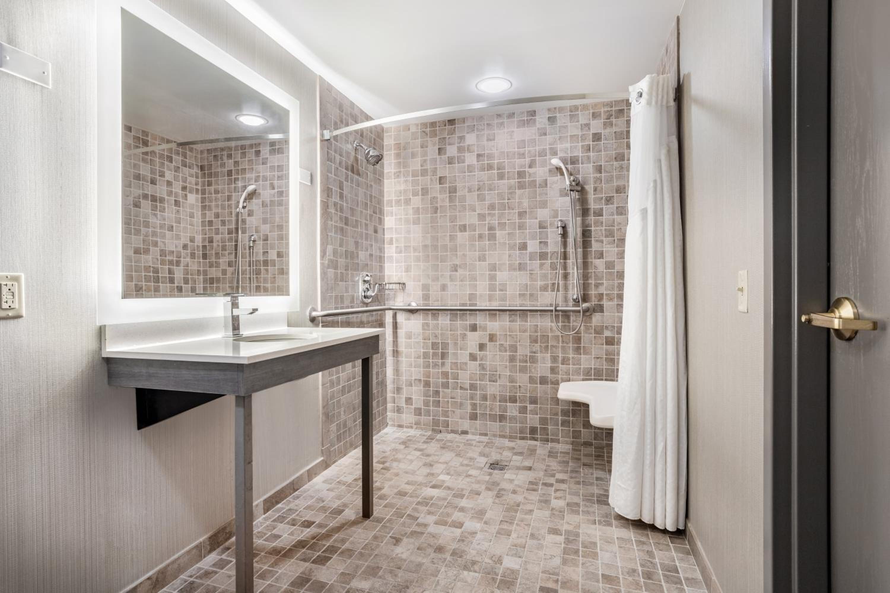 Queen Room with Two Queen Beds and Roll In Shower - Accessible - Photo 4
