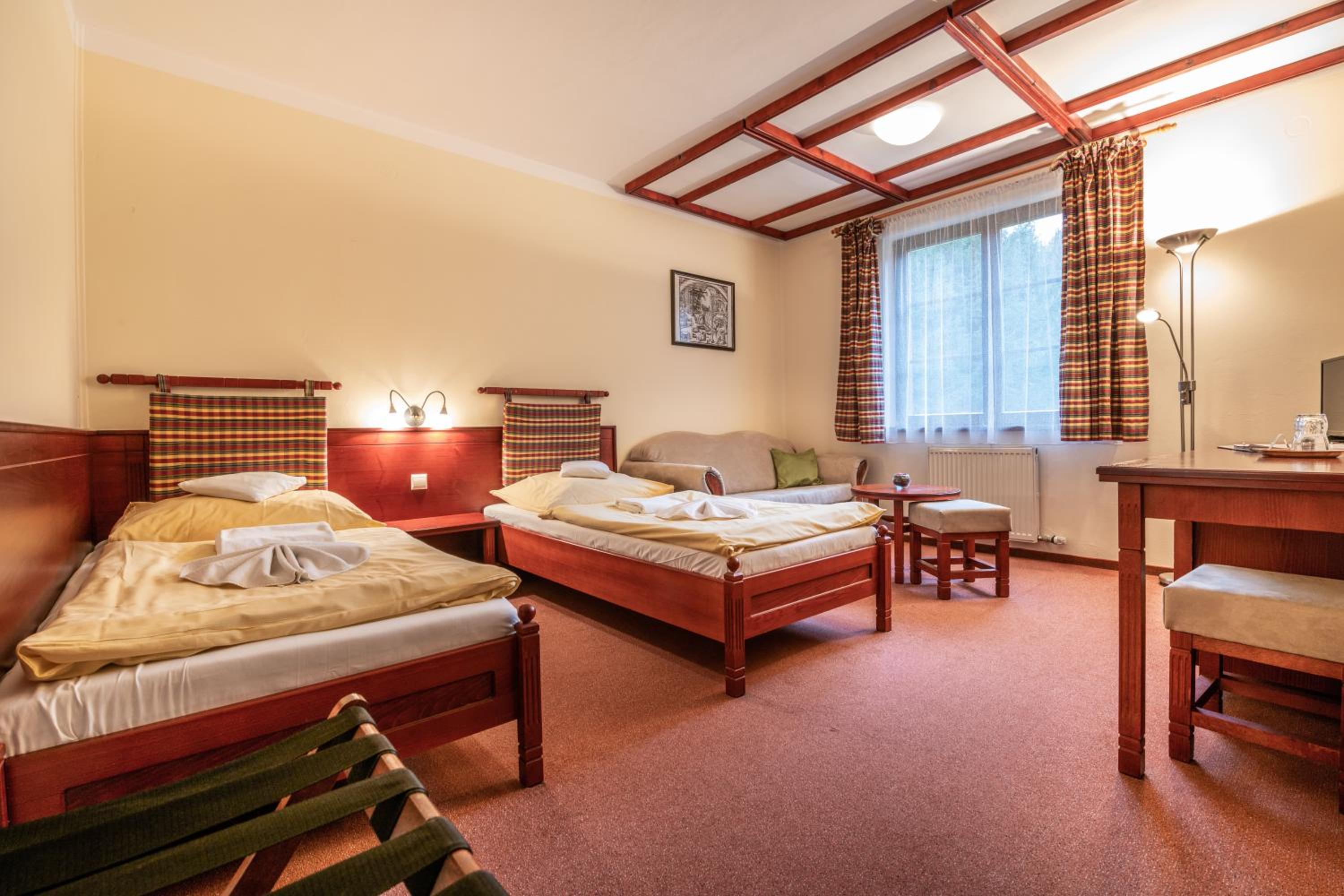 Twin Room with Extra Bed - Photo 2