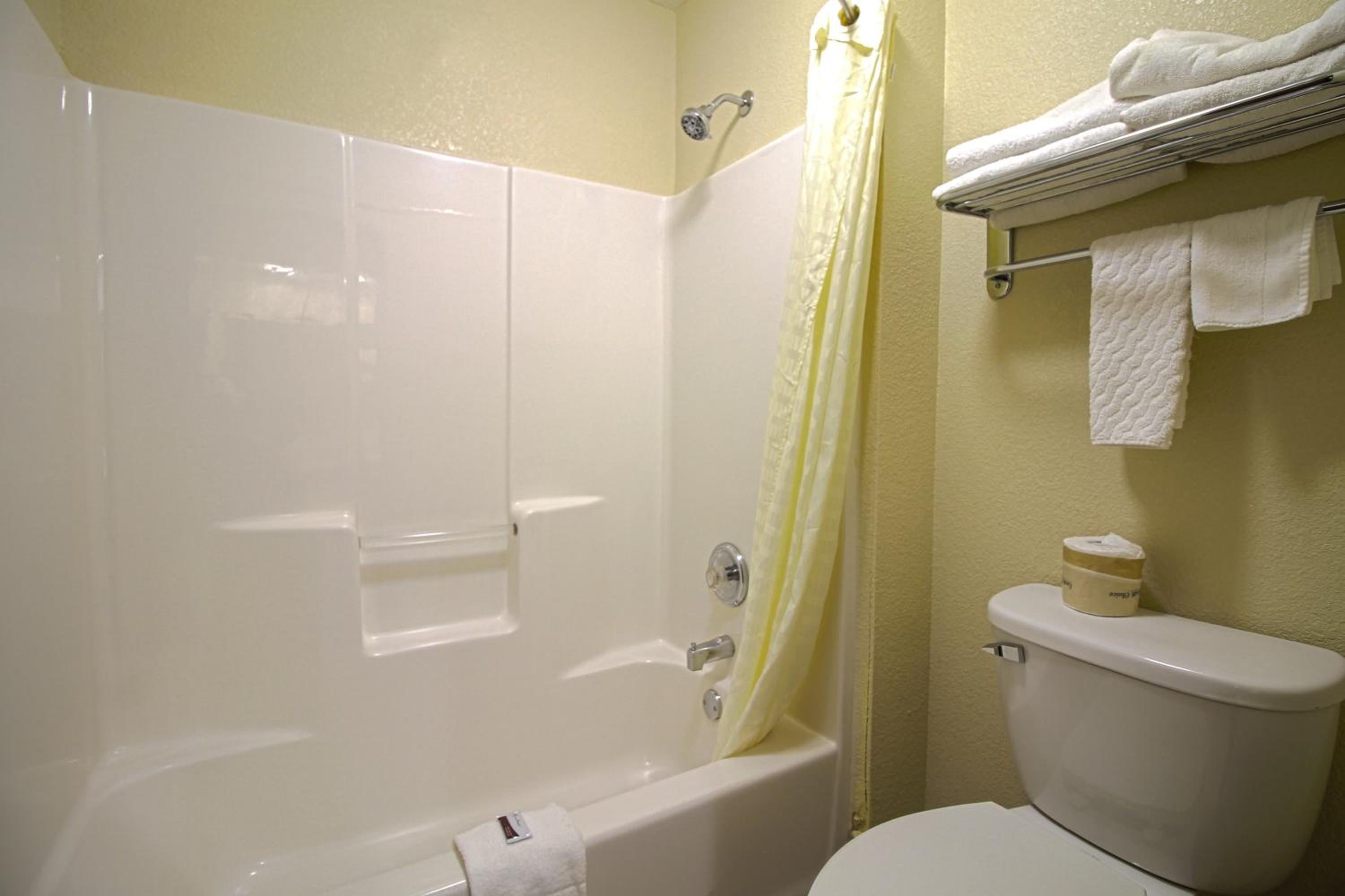 Queen Room with Two Queen Beds - Non-Smoking photo 3