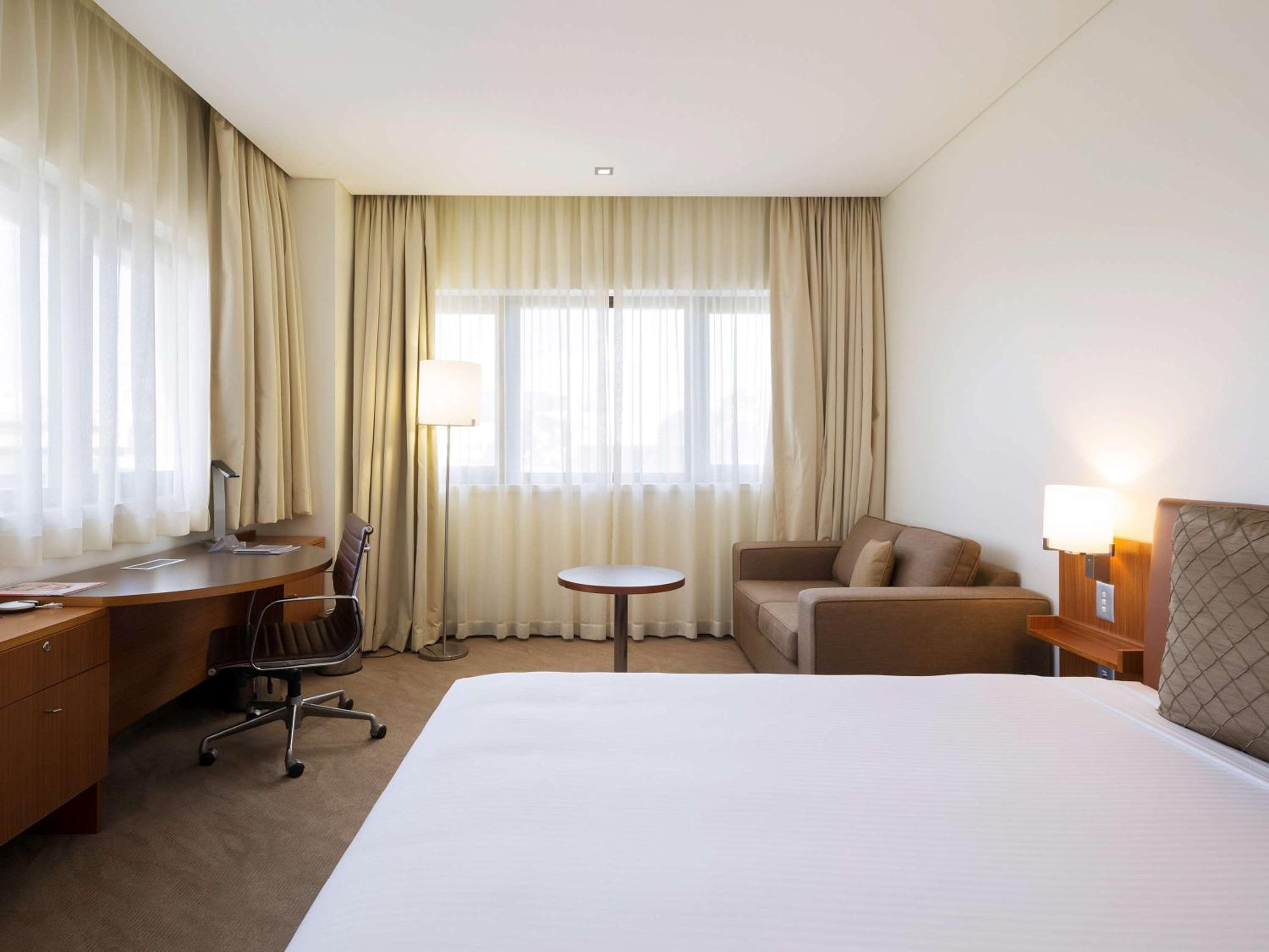 Executive Room with 1 King Bed And 1 Double Sofa Bed - Photo 3