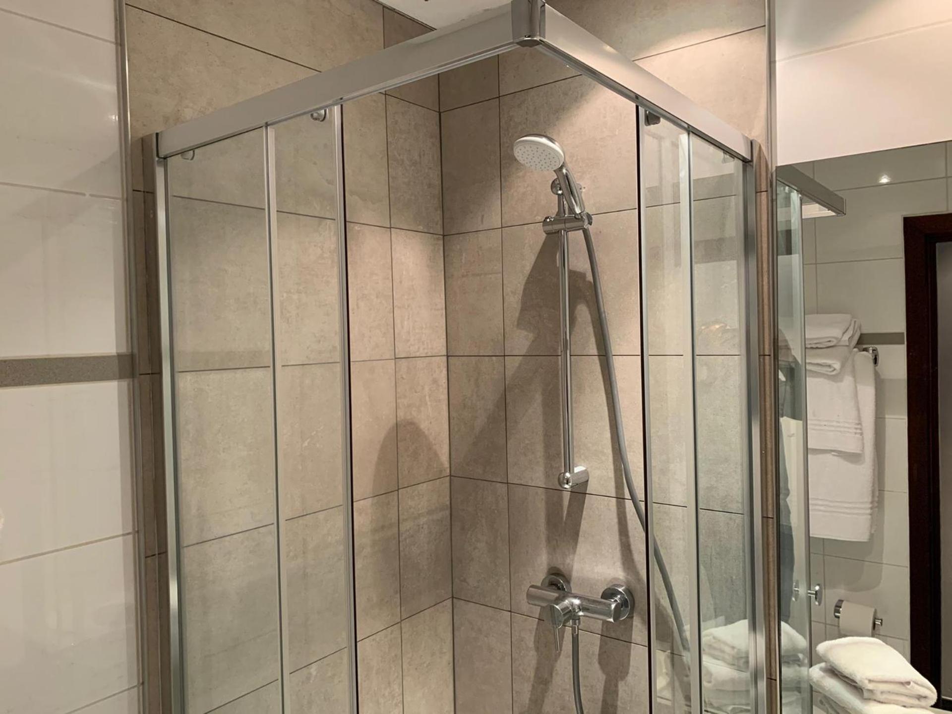 Triple (Single over Double) Room Ensuite photo 2