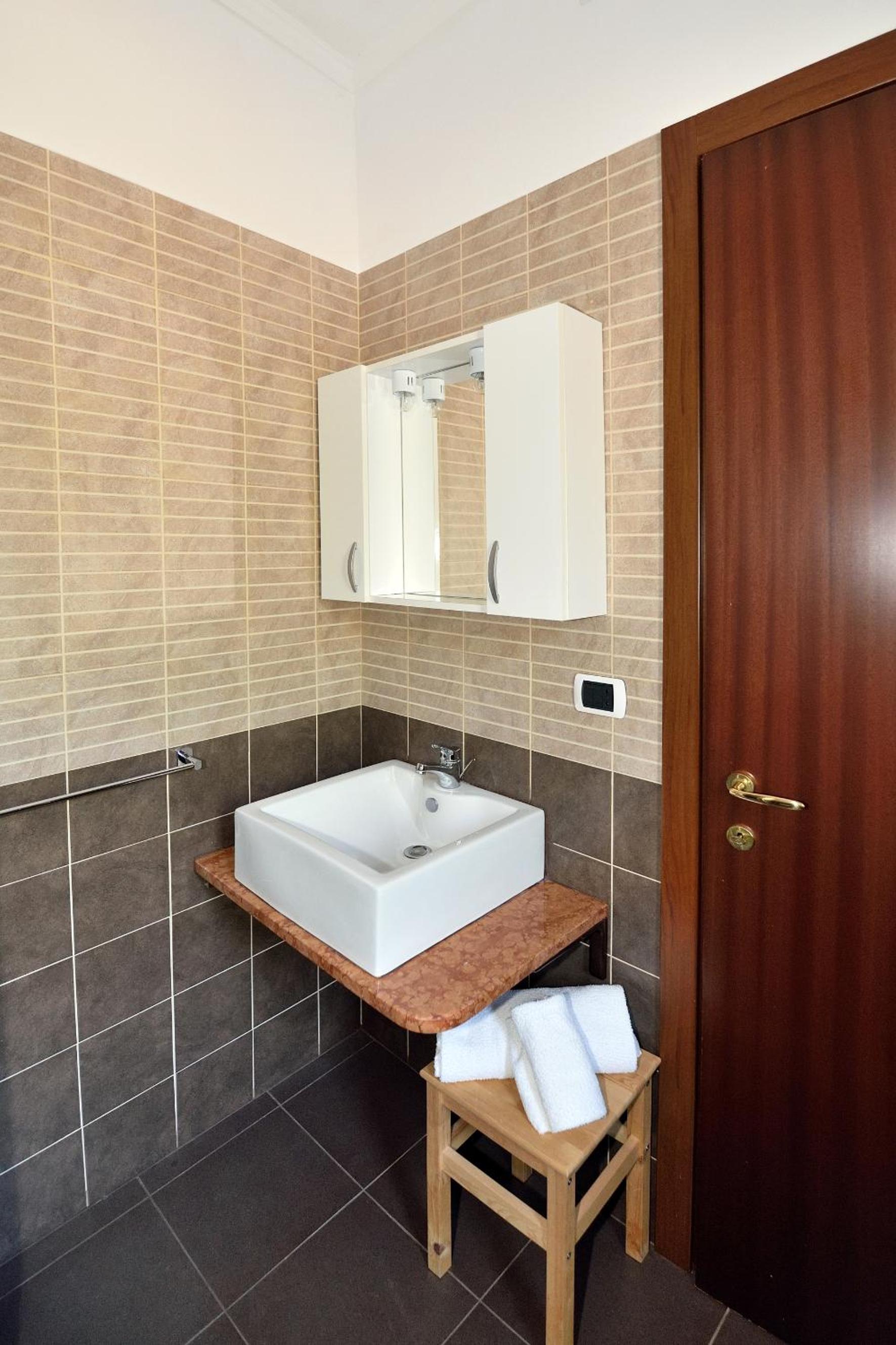 Twin Room with Private Bathroom photo 2