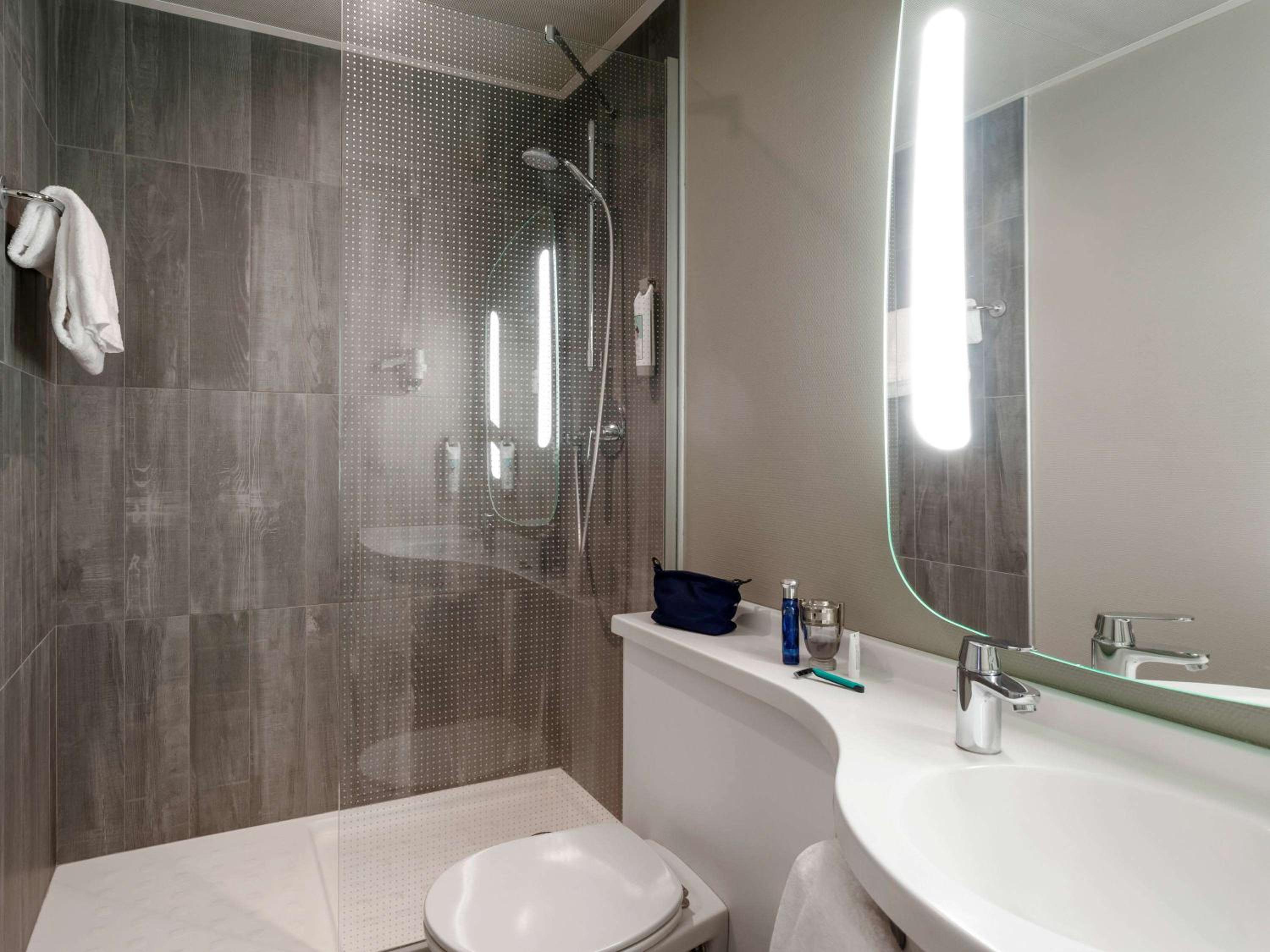 Standard Twin Room - Photo 8
