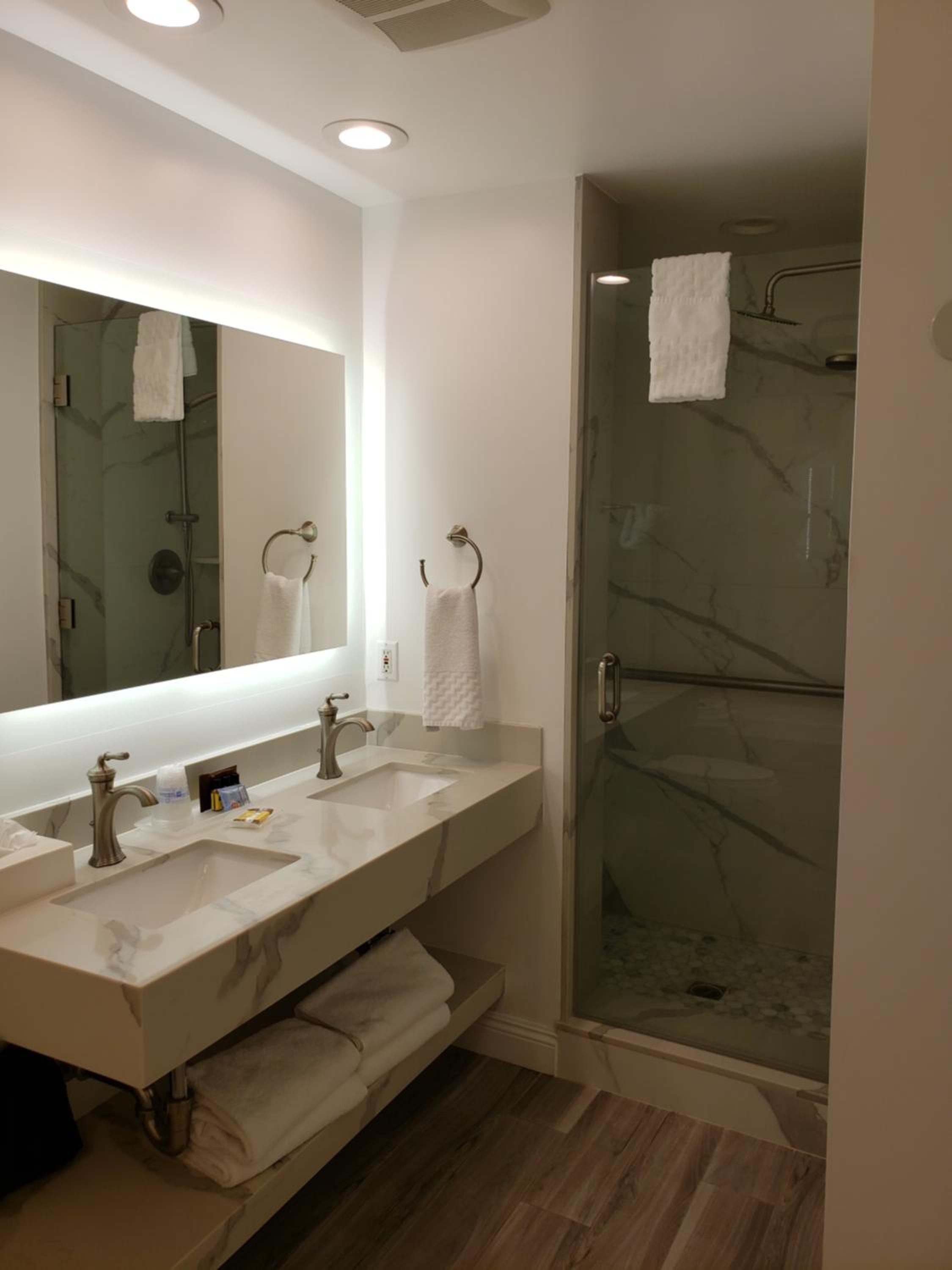 Queen Suite with Two Queen Beds and Jacuzzi - Non-Smoking thumbnail 6