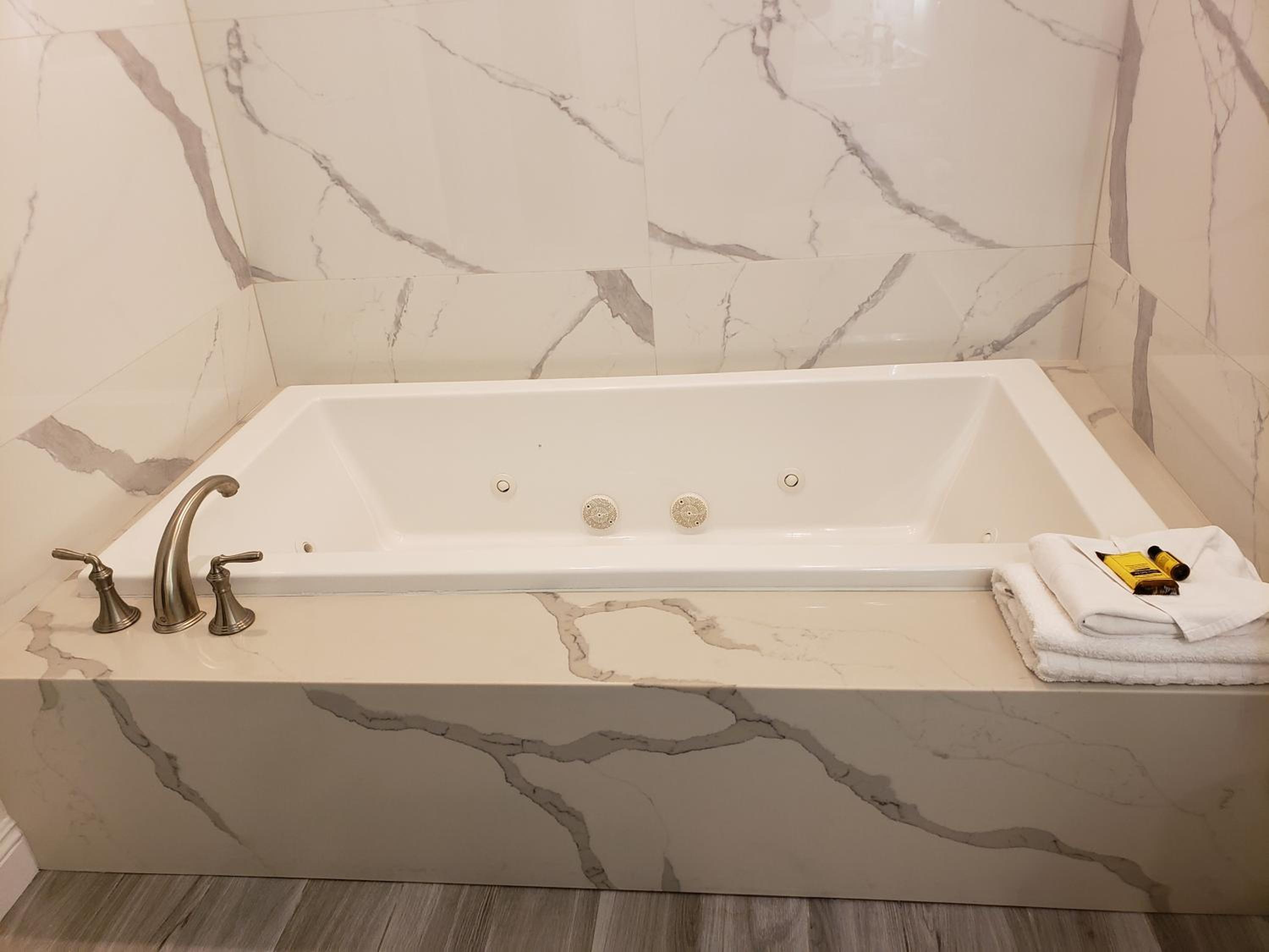 Queen Suite with Two Queen Beds and Jacuzzi - Non-Smoking thumbnail 6