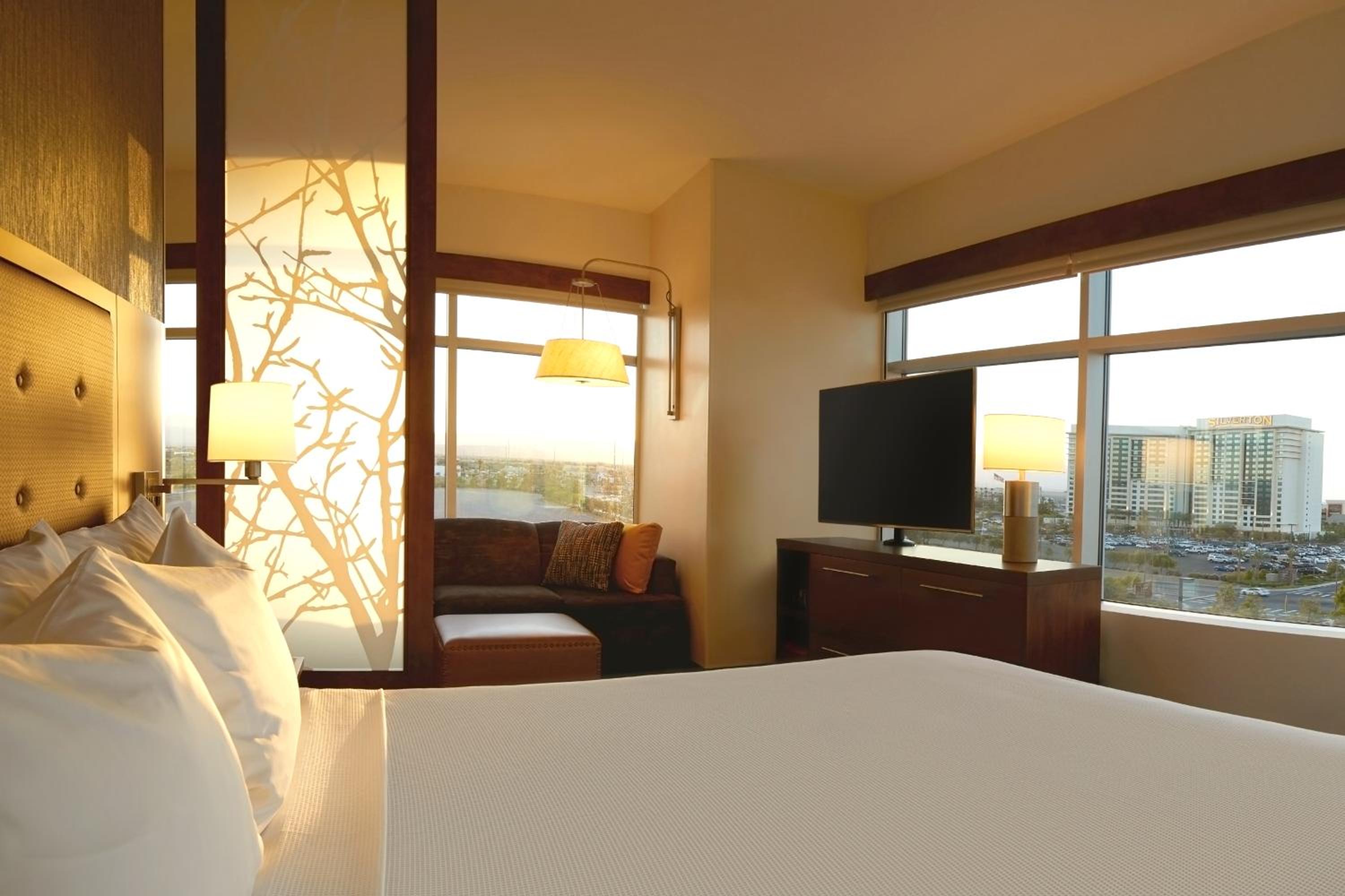 King Room with Sofa Bed and View - Photo 4