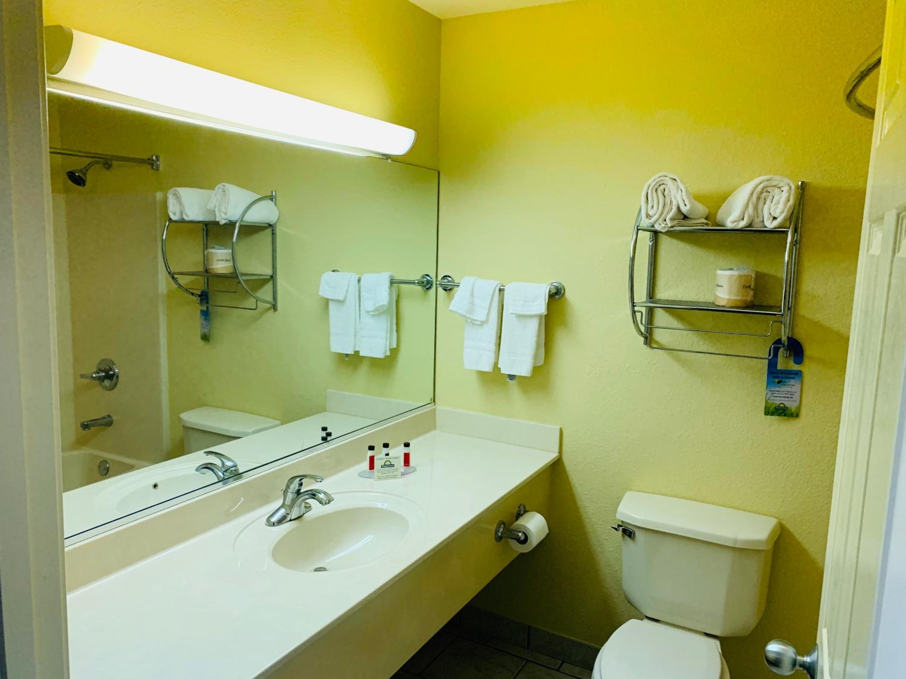 Queen Studio Suite - Non-Smoking - Photo 3
