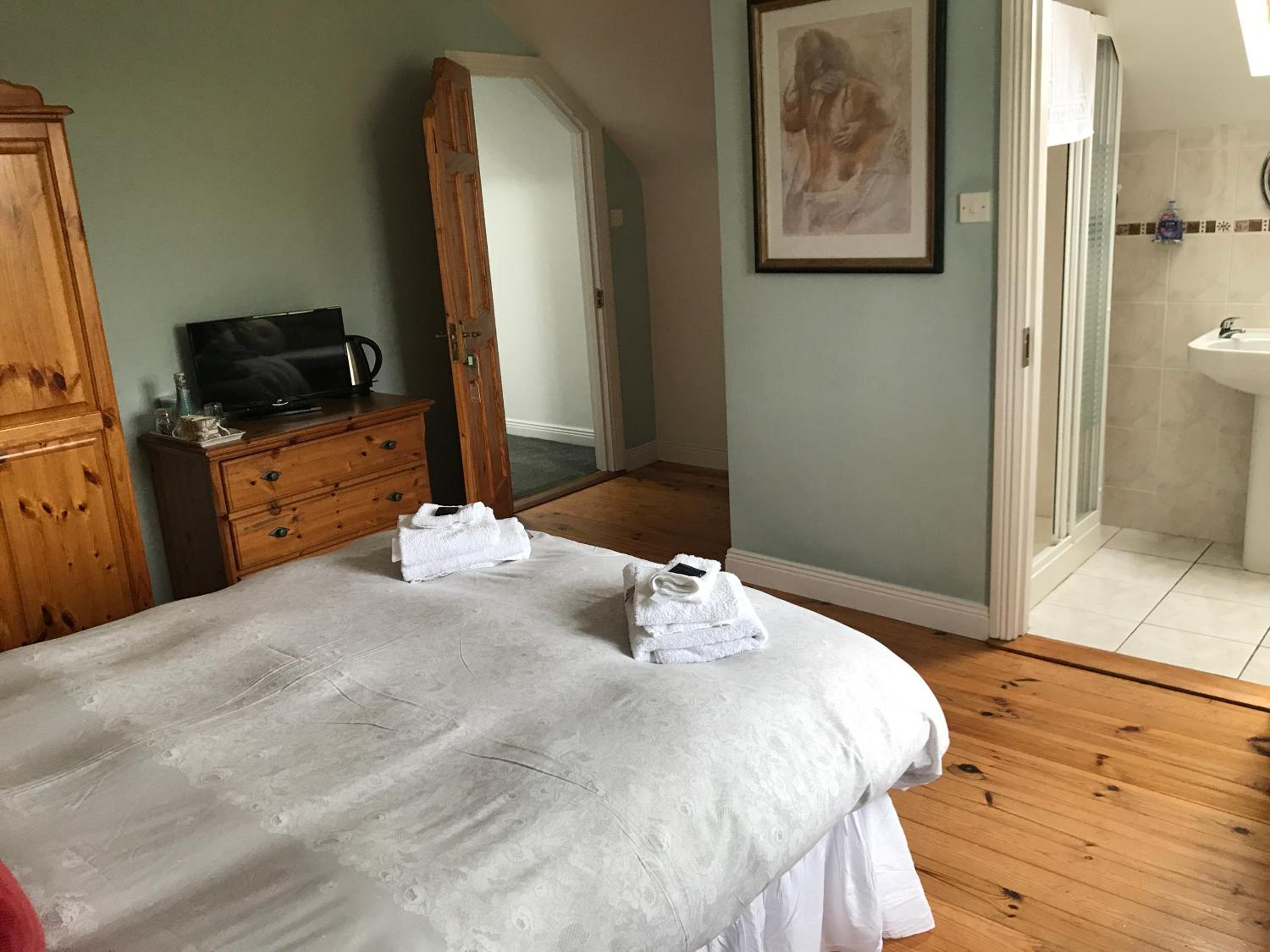 Deluxe Double Room with Side Sea View