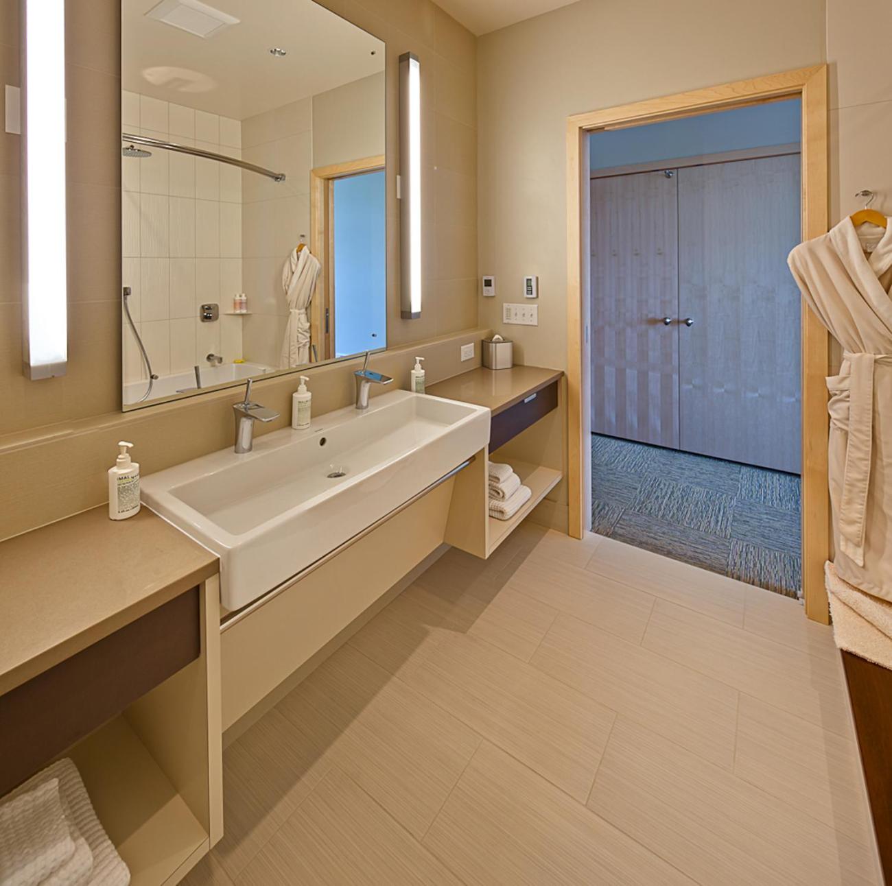 Deluxe King Room photo 3