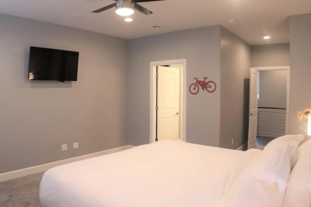 Three-Bedroom House photo 2