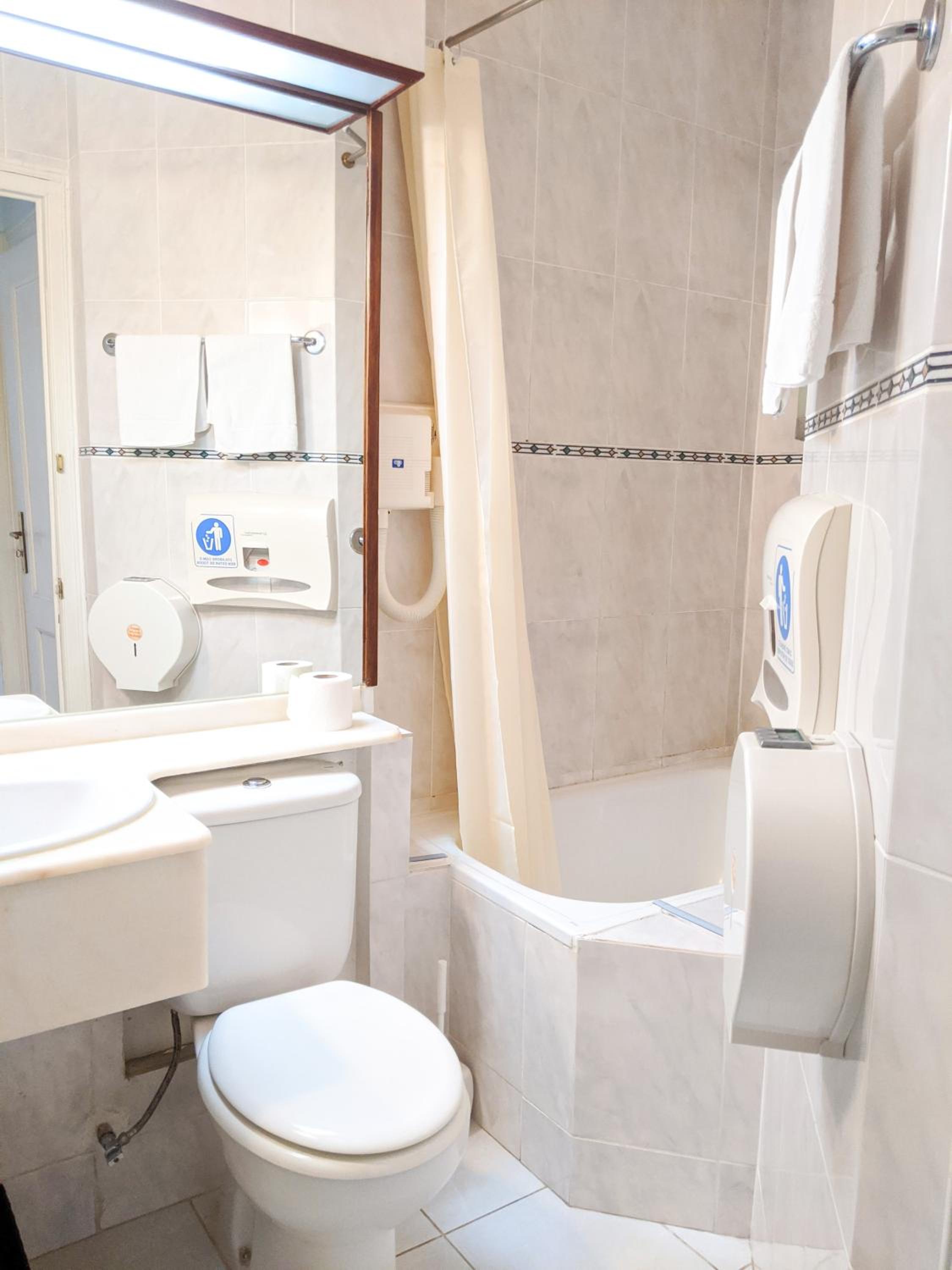 Single Room with Shared Bathroom photo 3