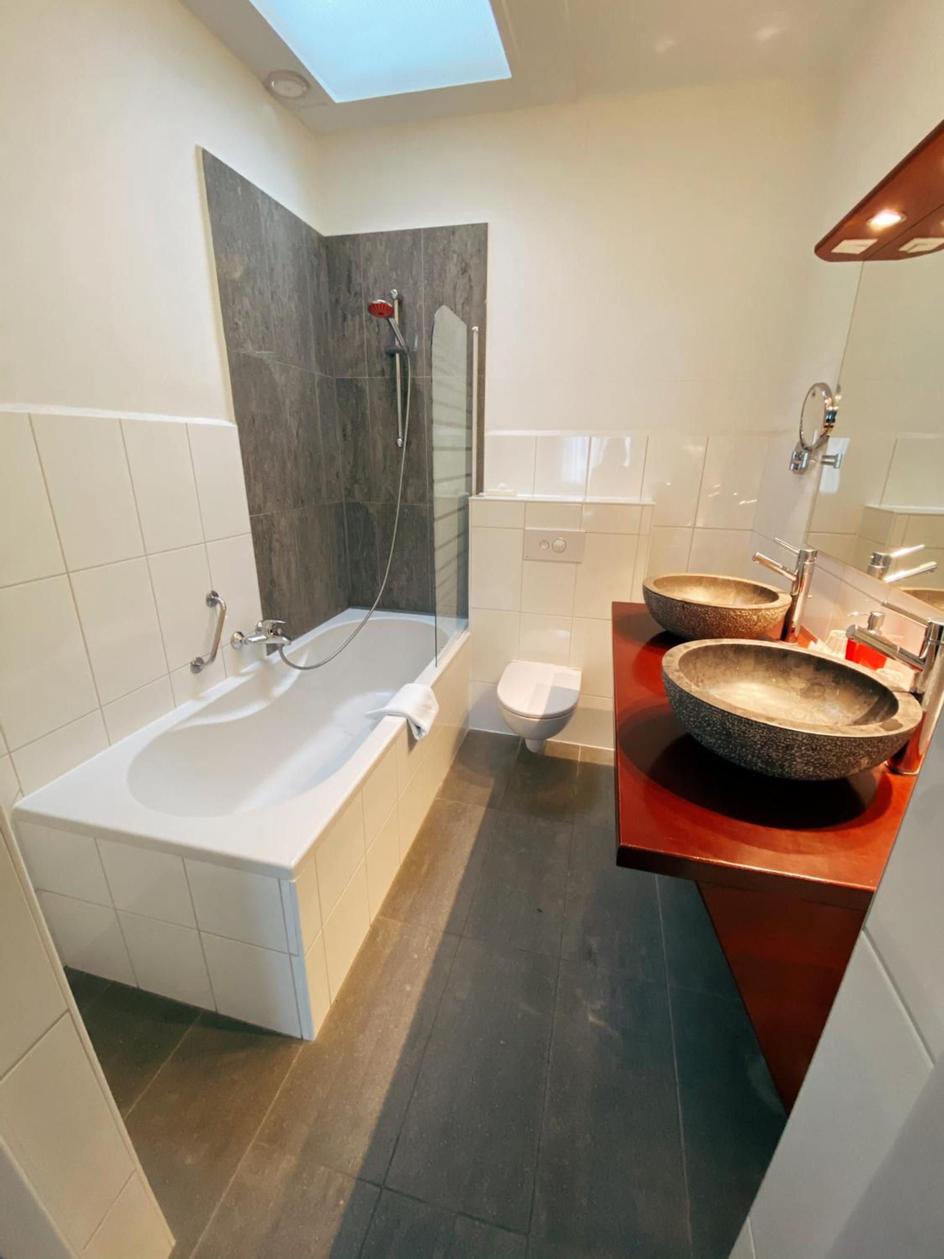 Large Twin Room - Photo 8