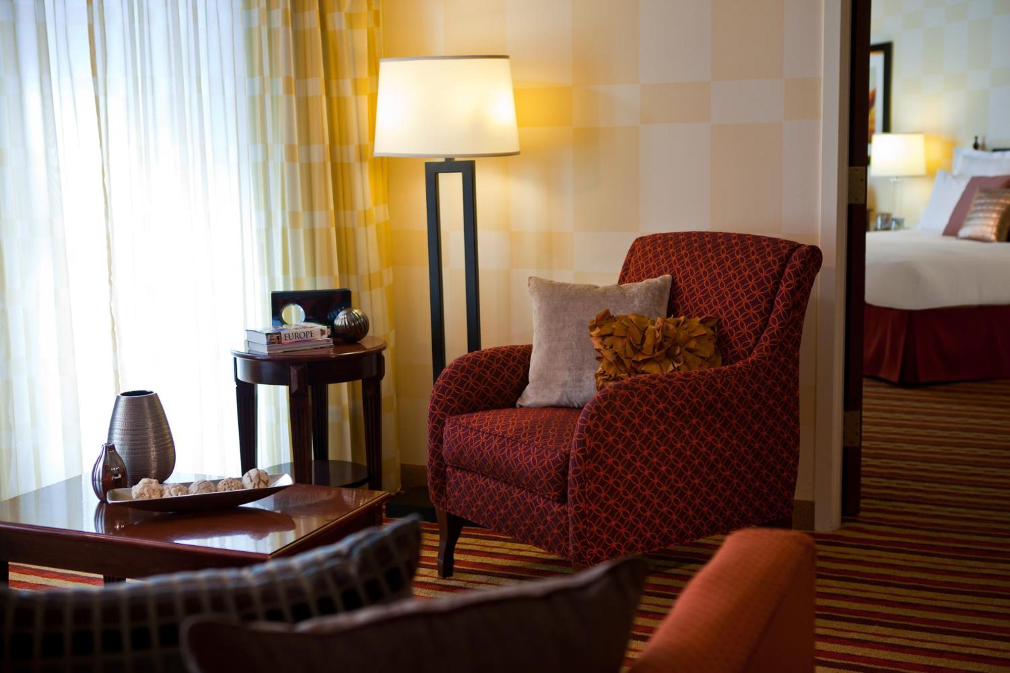 1 King Bed, One-Bedroom, Mobility/Hearing Impaired Accessible Suite, Non-Smoking - Photo 4