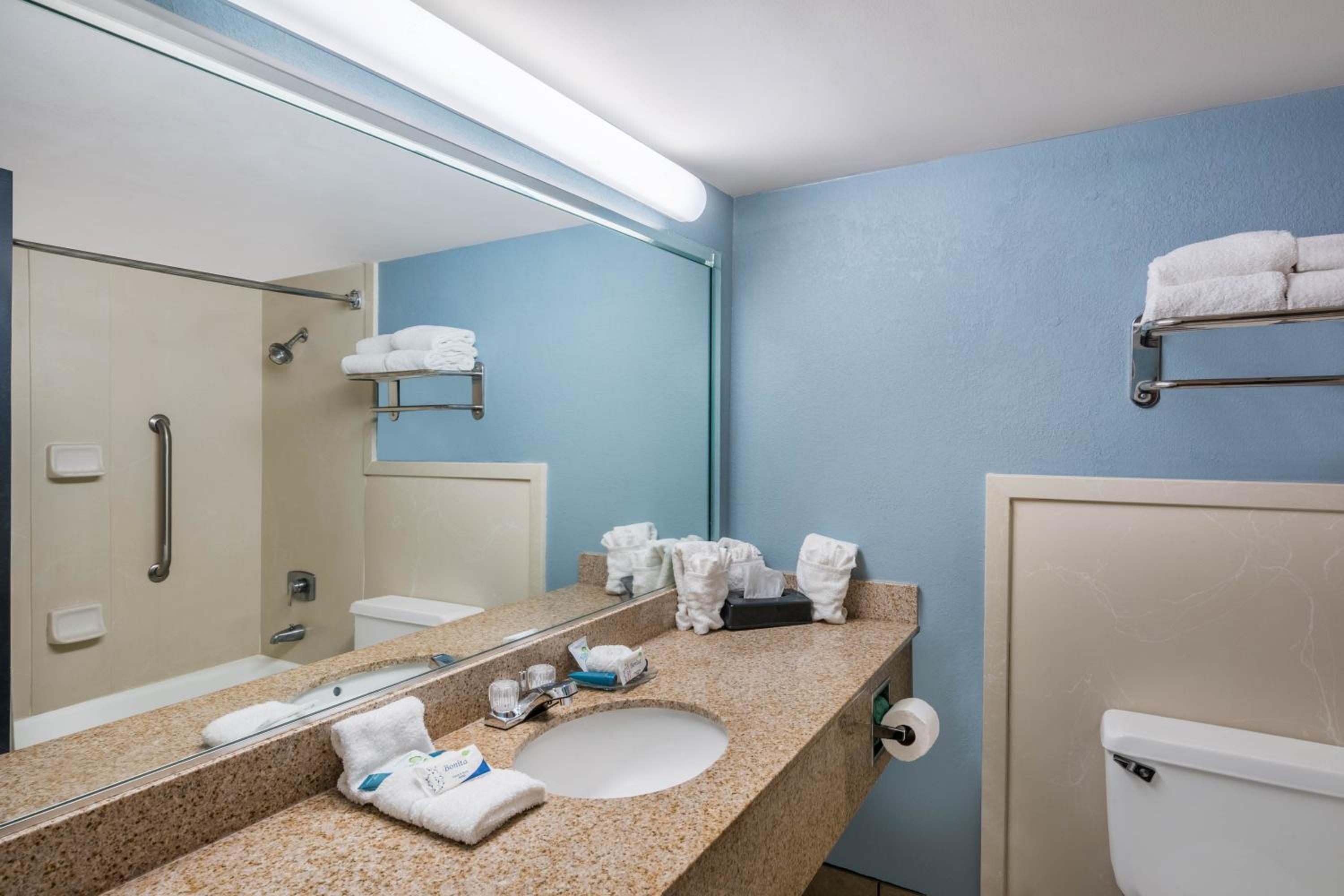 Deluxe King Room - Non-Smoking photo 2