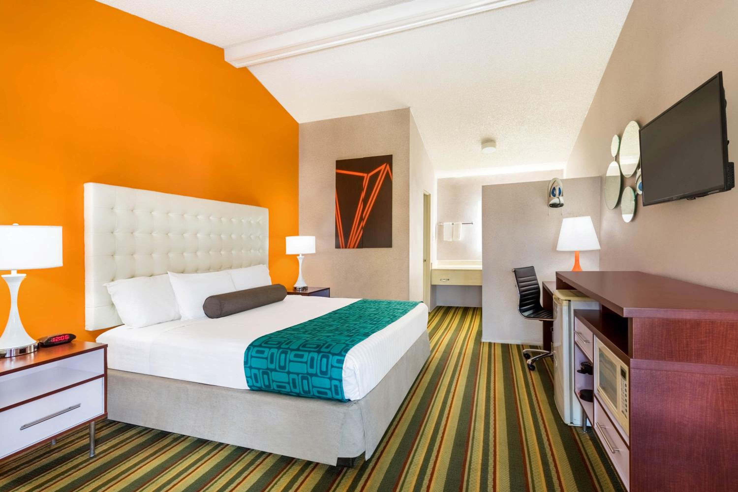 King Room - Non-Smoking - Photo 5