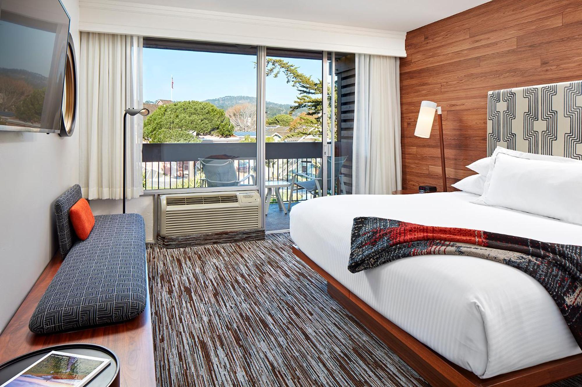 King Room with Balcony - Photo 2