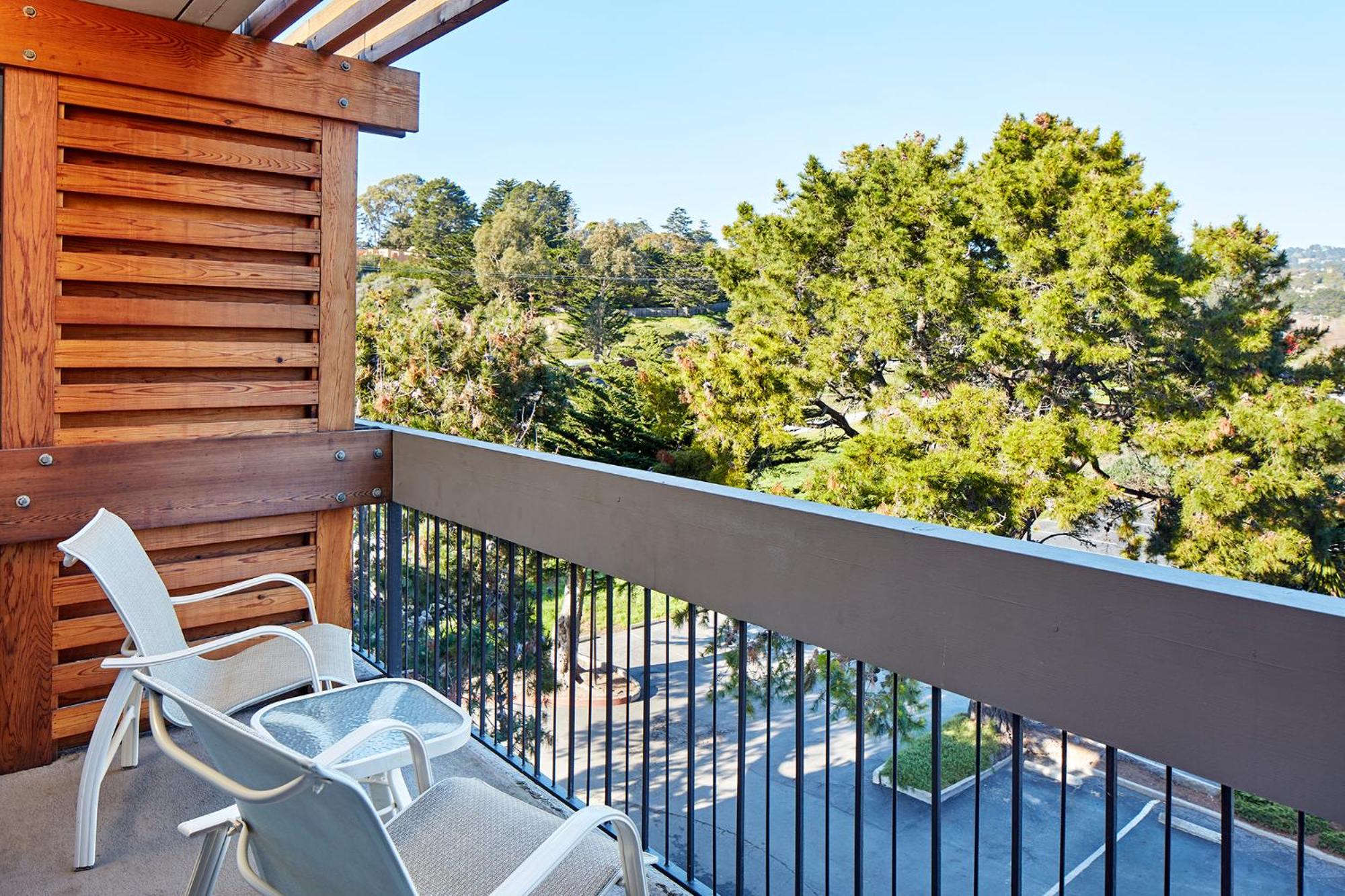 King Room with Balcony - Photo 4