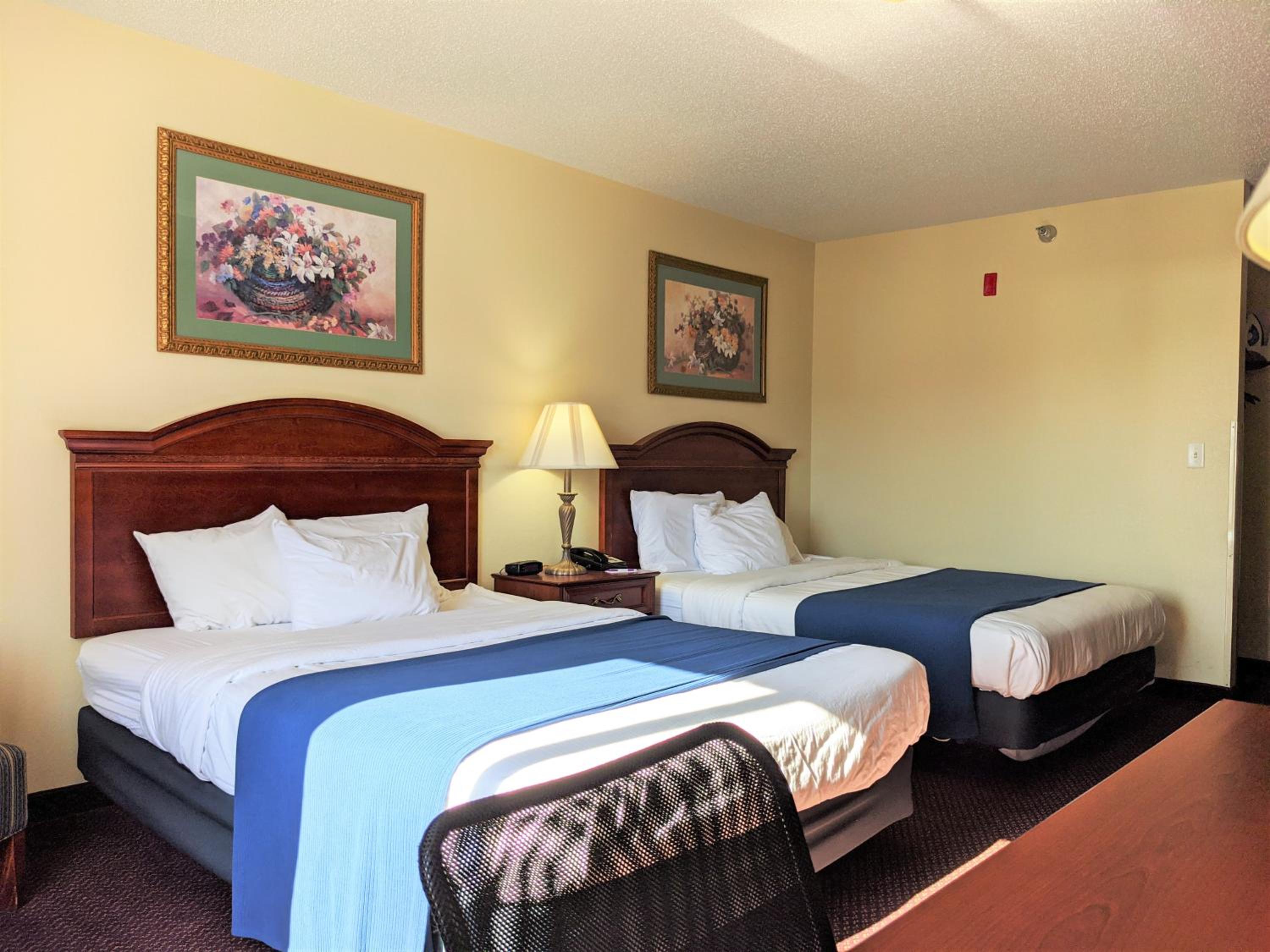 Queen Suite with Two Queen Beds - Photo 3