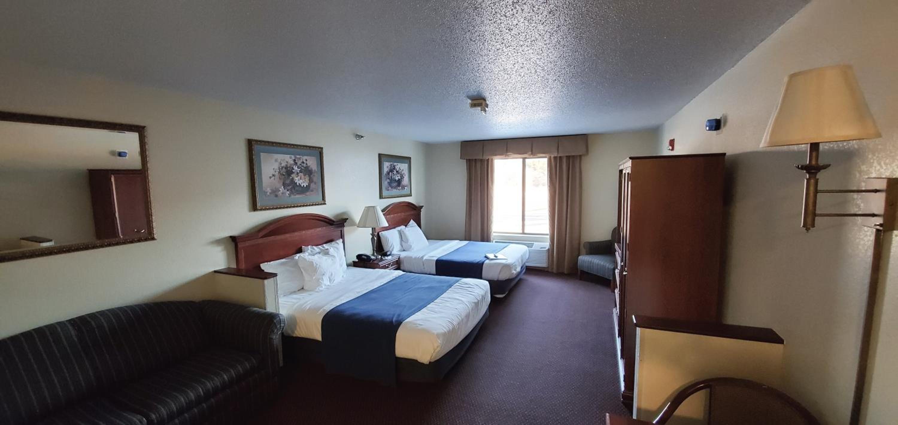 Executive Queen Suite with Two Queen Beds - Photo 1