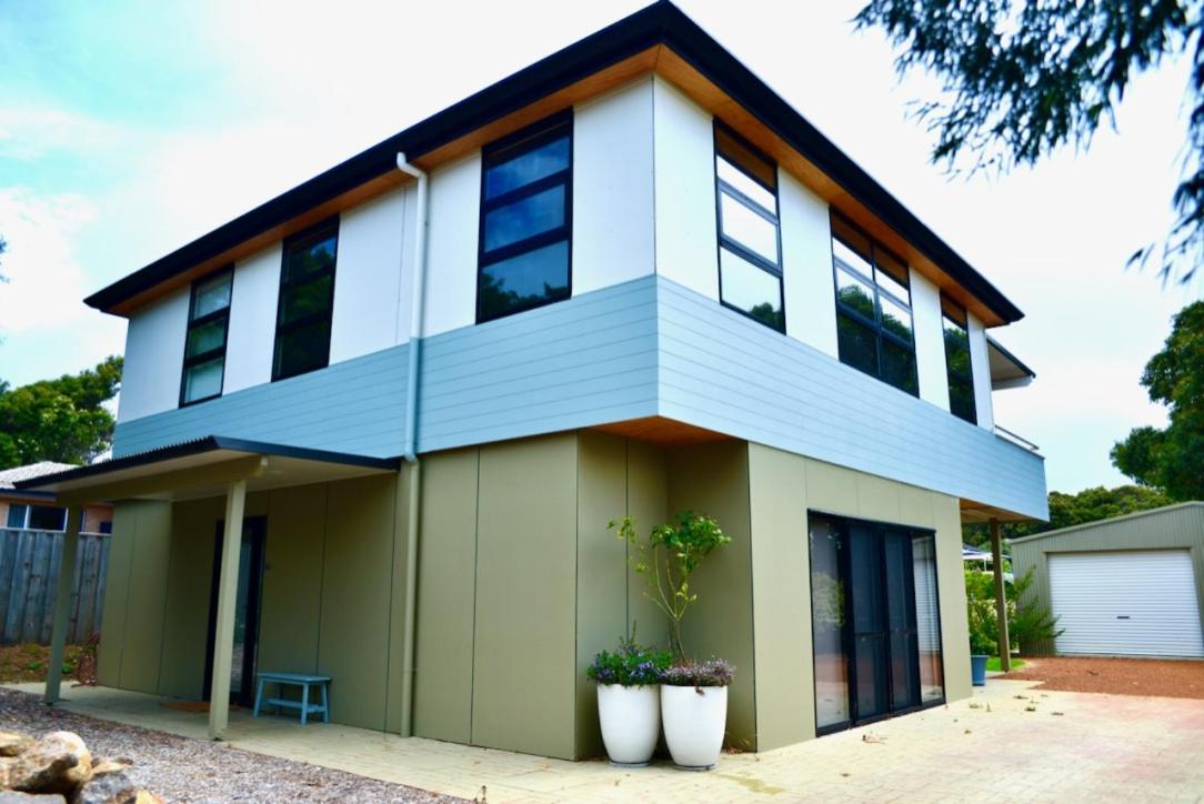 Three-Bedroom House photo 2