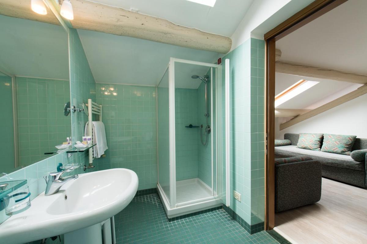 Family Room (4 Adults) - Photo 7