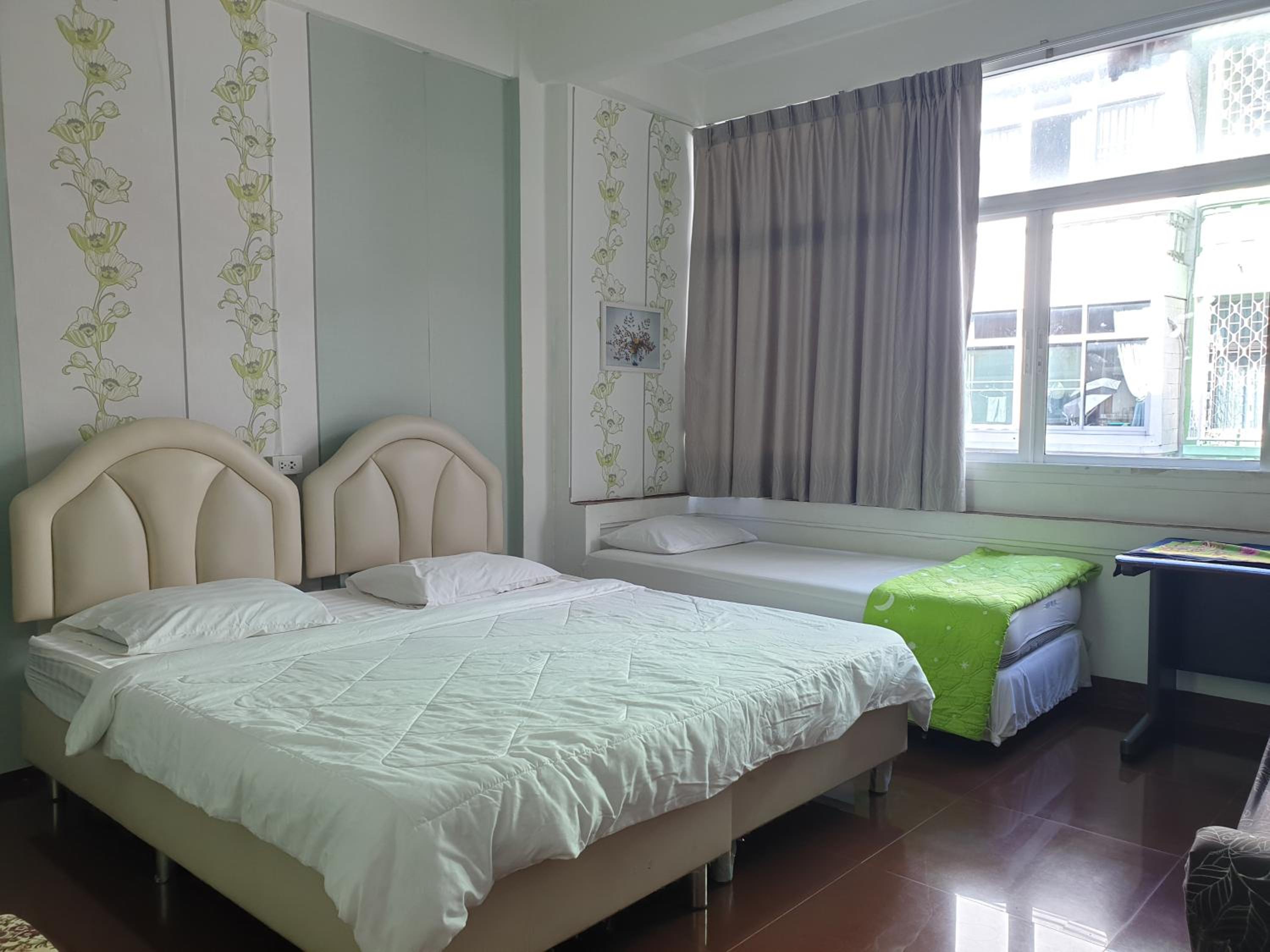 Economy Triple Room photo 2