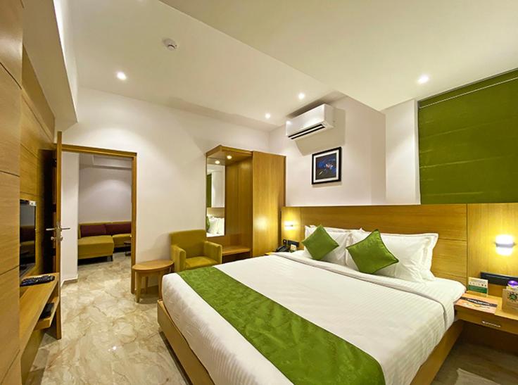 Deluxe King Suite - Photo 5