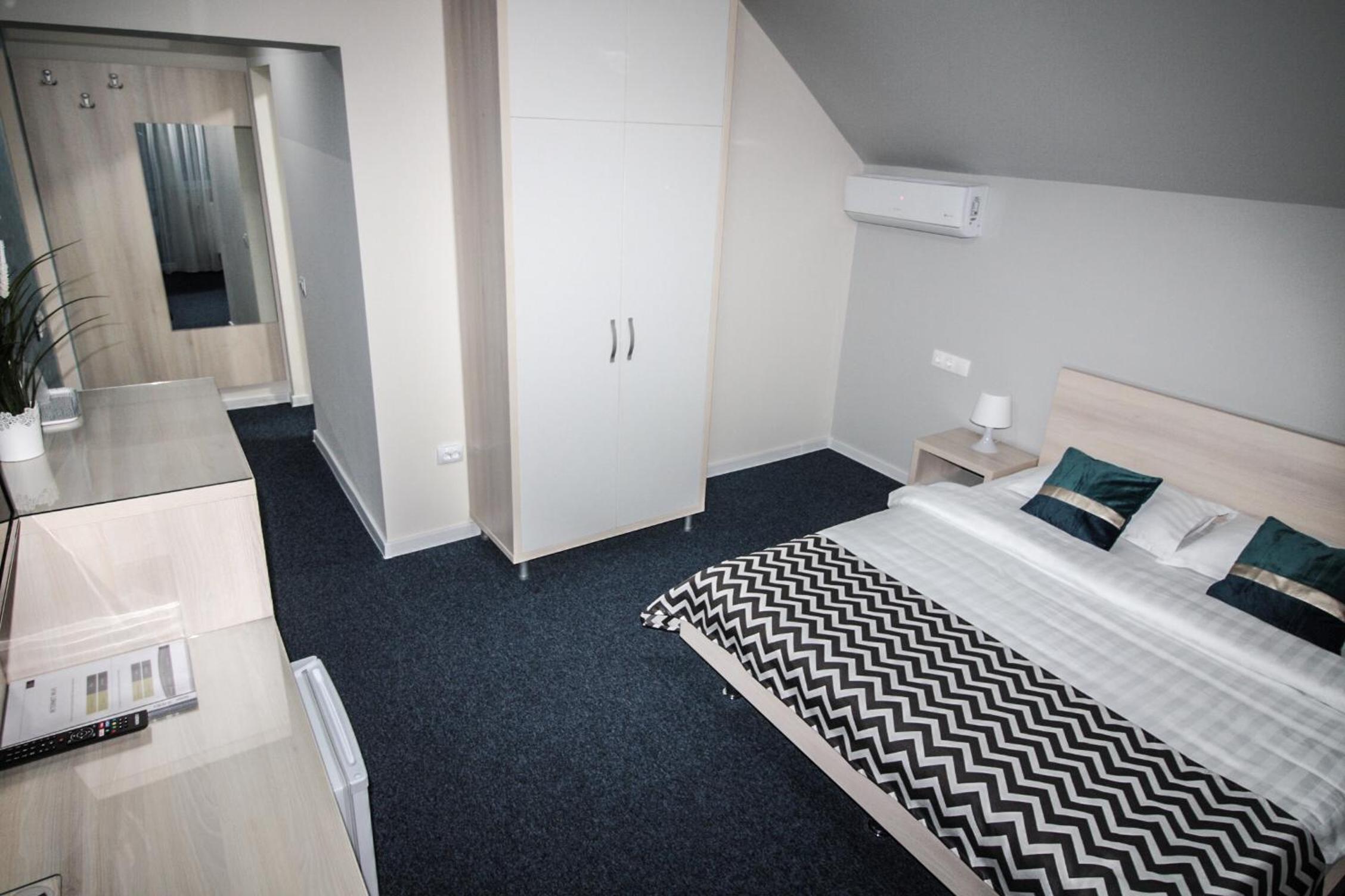 Deluxe Double Room with Balcony - Photo 11