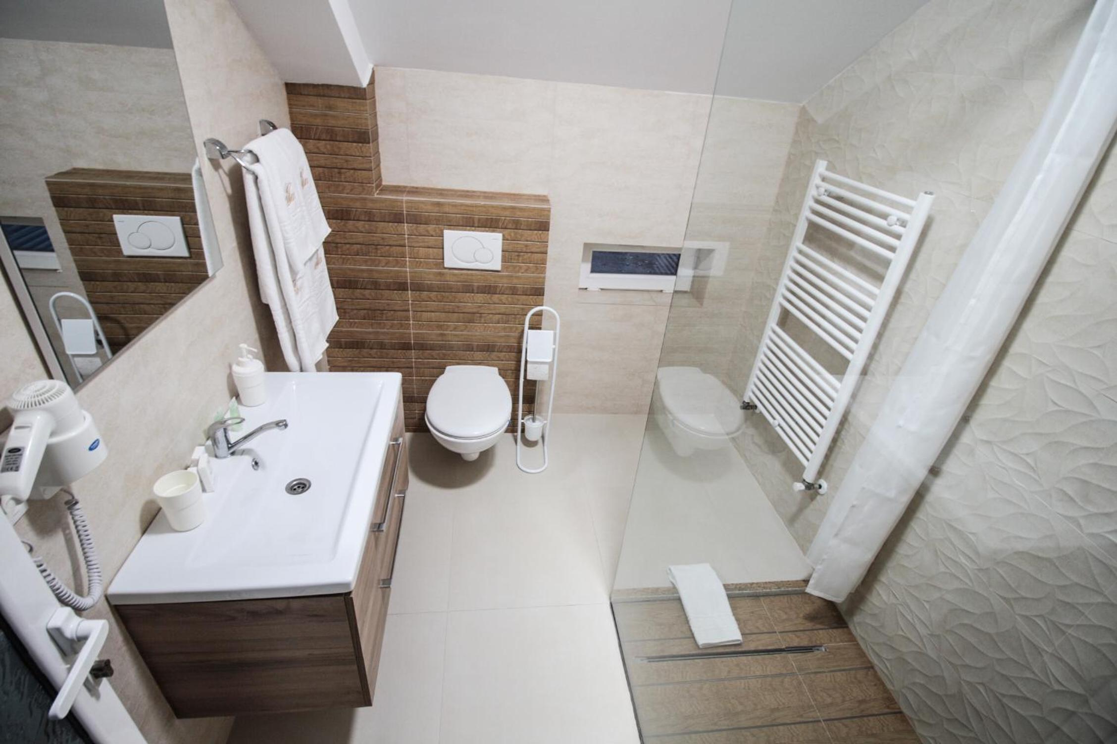 Deluxe Double Room with Balcony - Photo 4